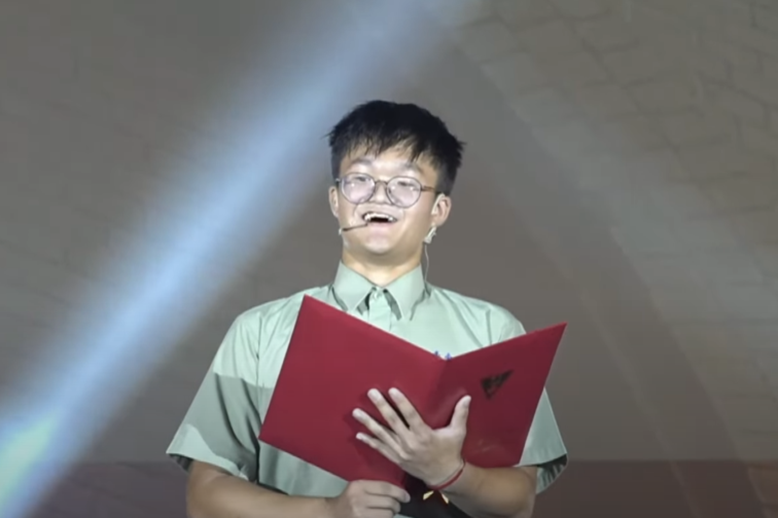 典禮正進入高潮！台南一中畢業生致詞感謝師長「引導猴子進化成人猿」　眾笑開懷