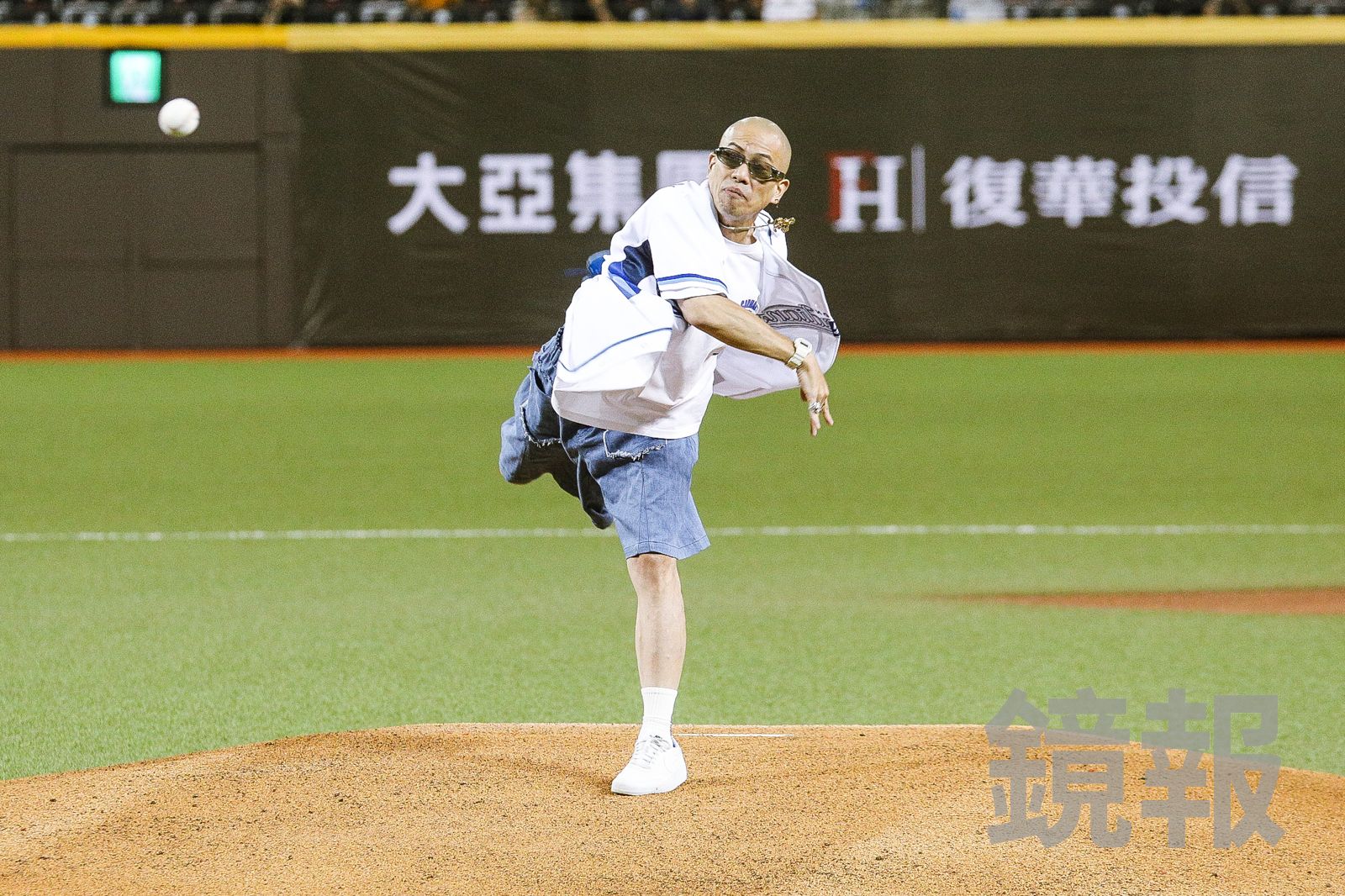 中職／超帥開球！呂士軒大巨蛋初登場　喊話想來開唱：「歡迎大家找我！」