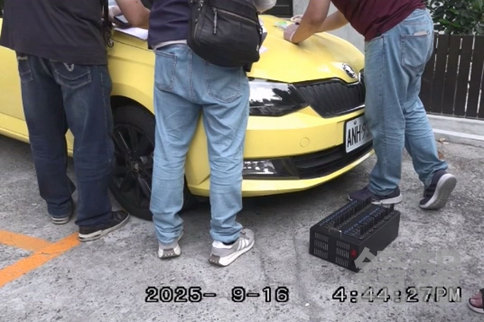 警方查扣倪嫌車上的貓池設備。圖/民眾提供