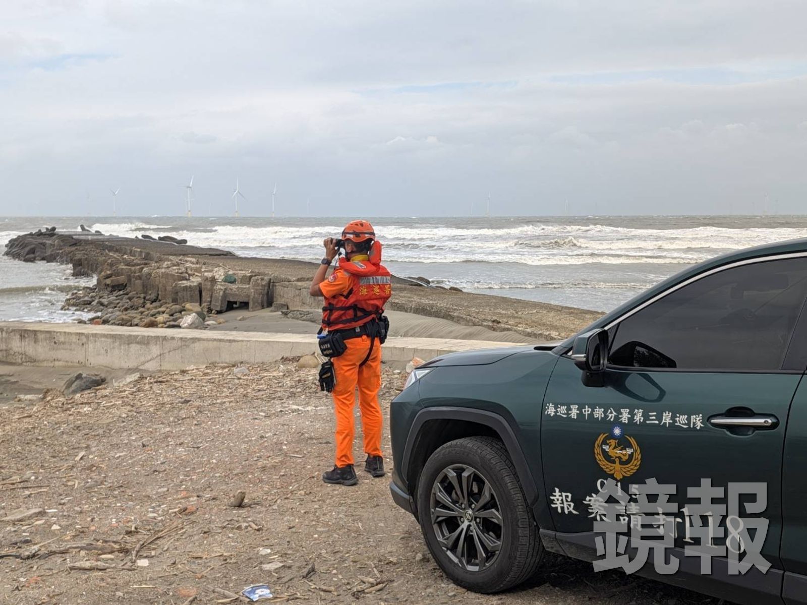 海巡人員在颱風來襲之前加強海岸巡視,留意是否有民眾逗留。圖/海巡署中部分署提供