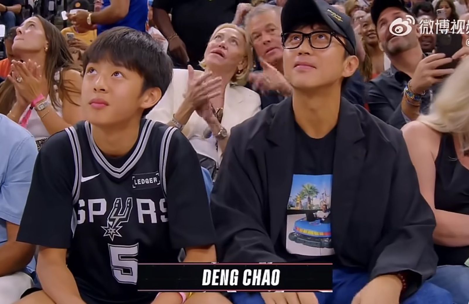 鄧超與兒子等等在NBA賽場上被捕捉。翻攝微博