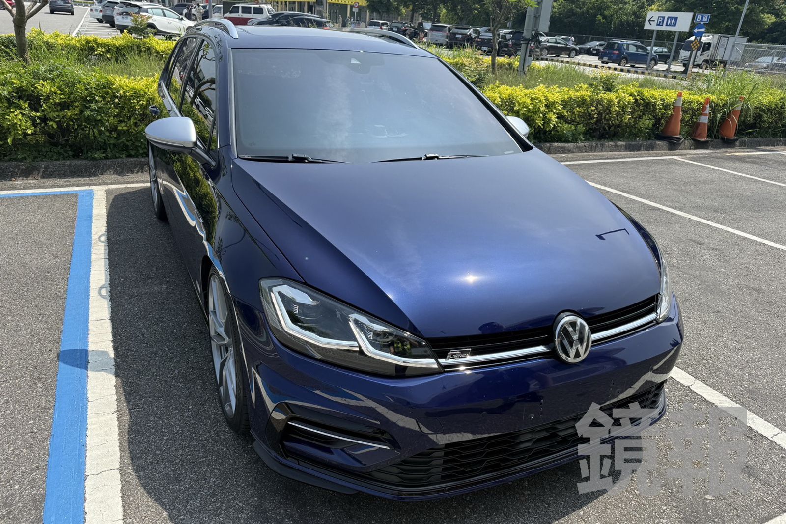 藍色轎車在國道遭遇鳥擊事故，前方車牌掉落遺失，車主痛失「起家車車牌」，在網路發動協尋。民眾提供