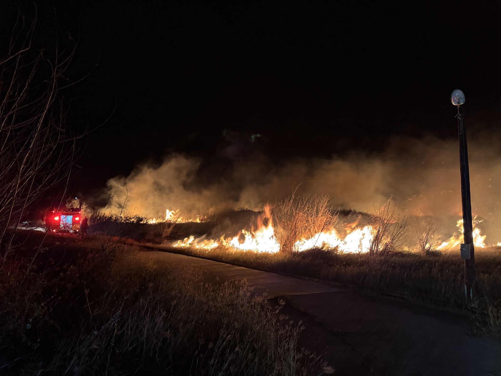 離島大動員!澎湖望安大火險波及民宅 31人灌救6小時終撲滅
