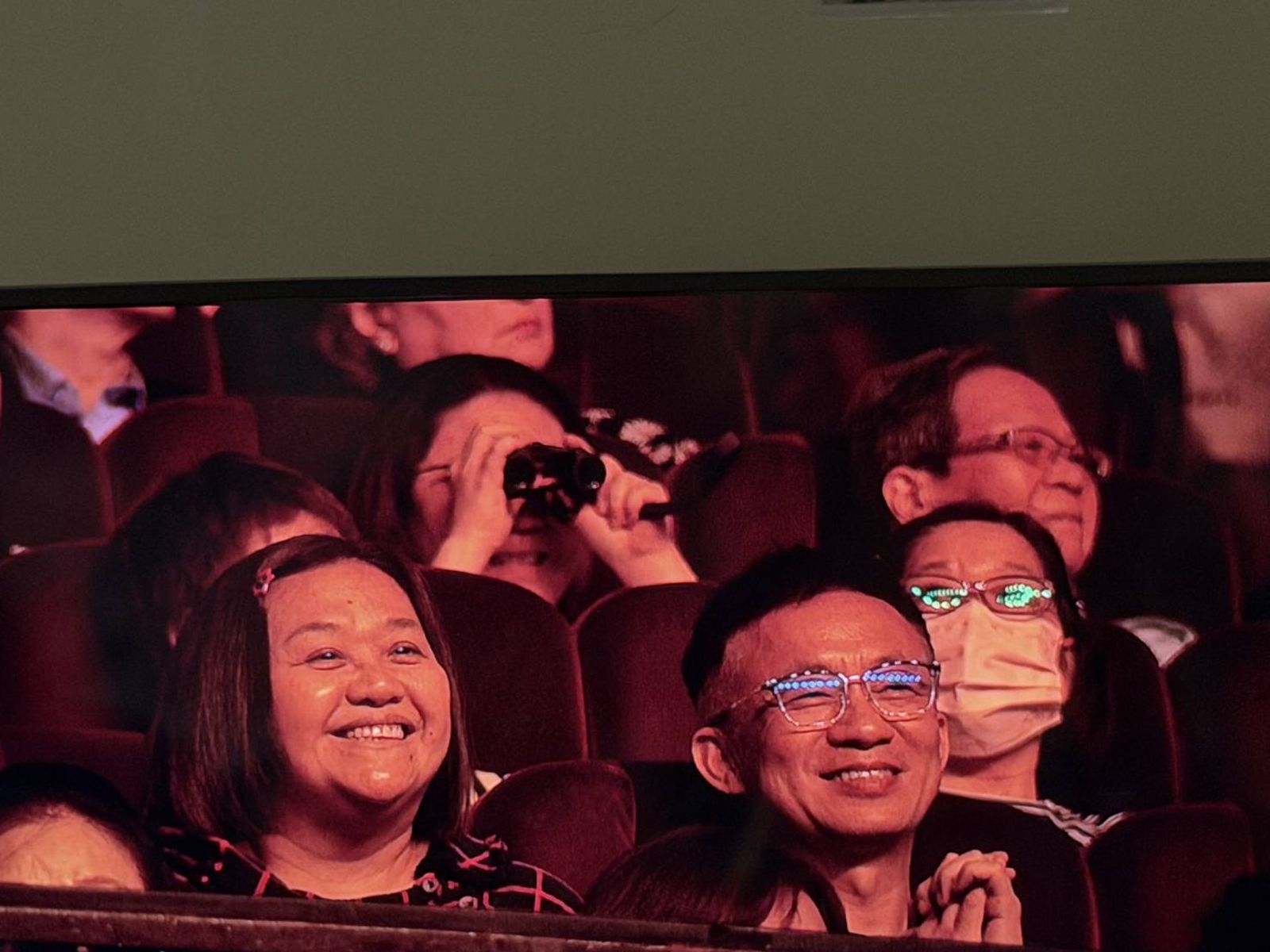 許常德(右)30日現身翁倩玉演唱會台下,與鍾欣凌坐在台下欣賞演出。讀者提供