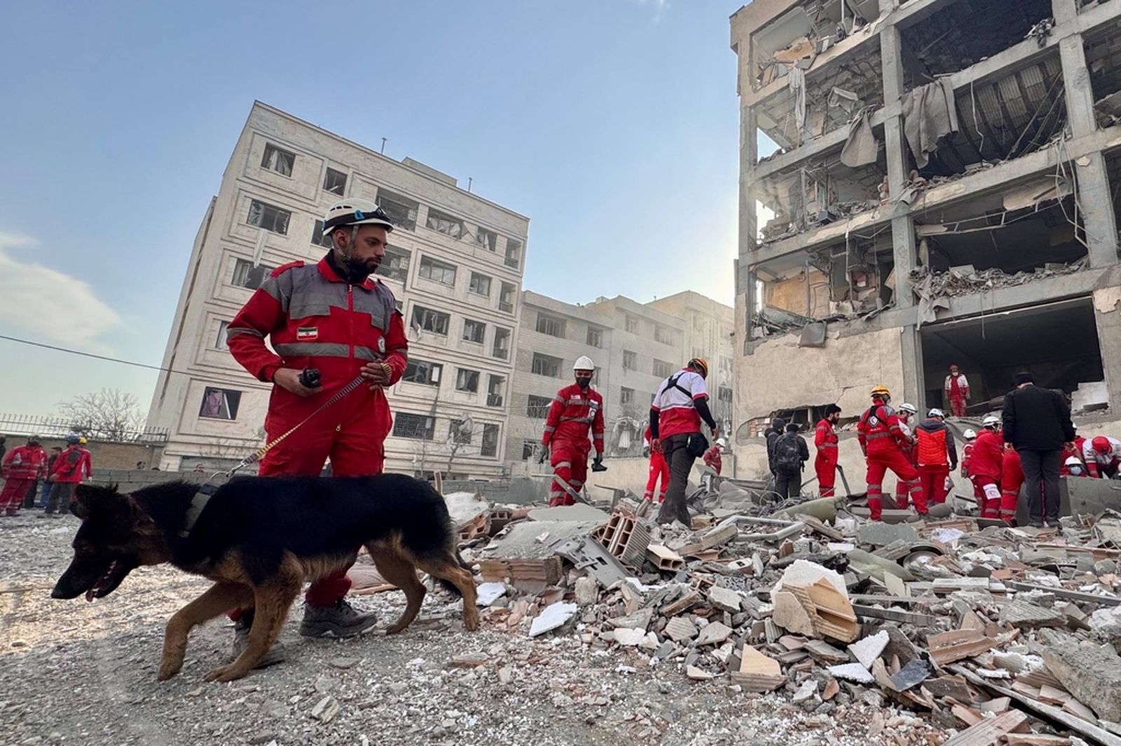 從閃電衝擊到慢性消耗:美伊戰火邊緣的理性計算