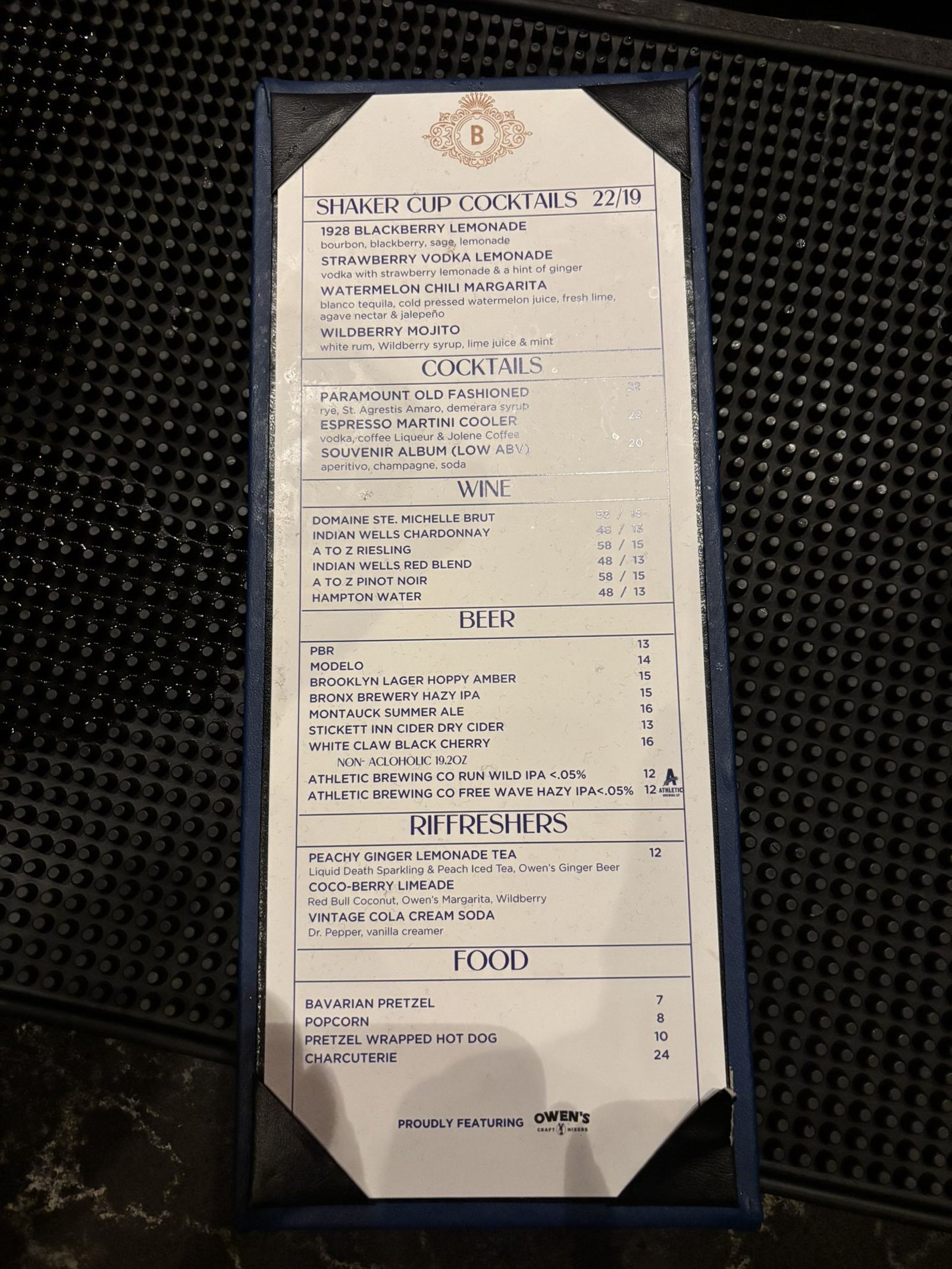 馬姆達尼勝選派對舉辦於布魯克林派拉蒙劇院，前來的志工們需要自掏腰包支付最高22美元（約新台幣681元）酒水。圖／翻攝自X@JCColtin