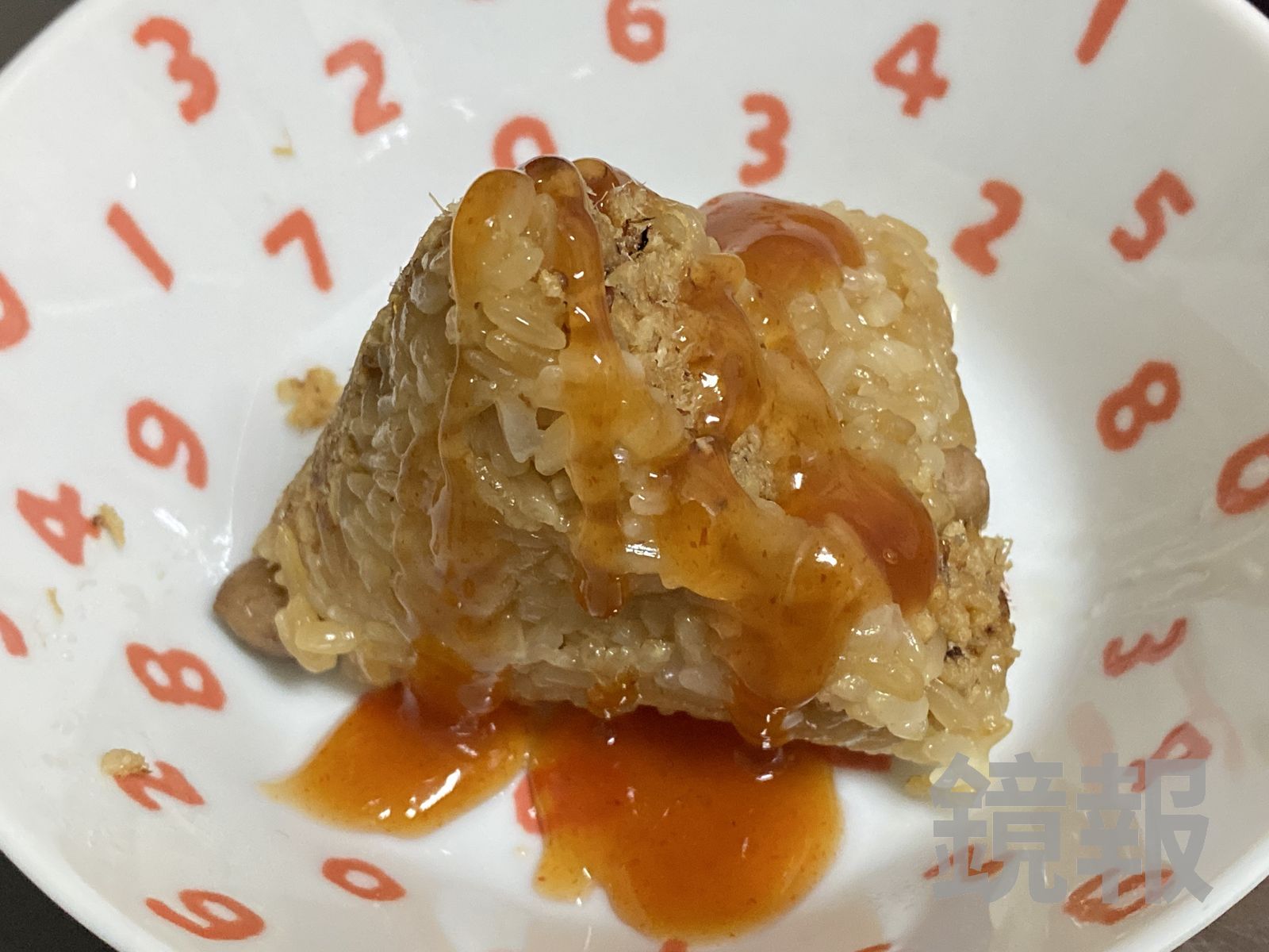 醫師提醒，品嘗肉粽如果淋上過多醬料，恐怕對身體造成負擔。彰化秀傳醫院提供