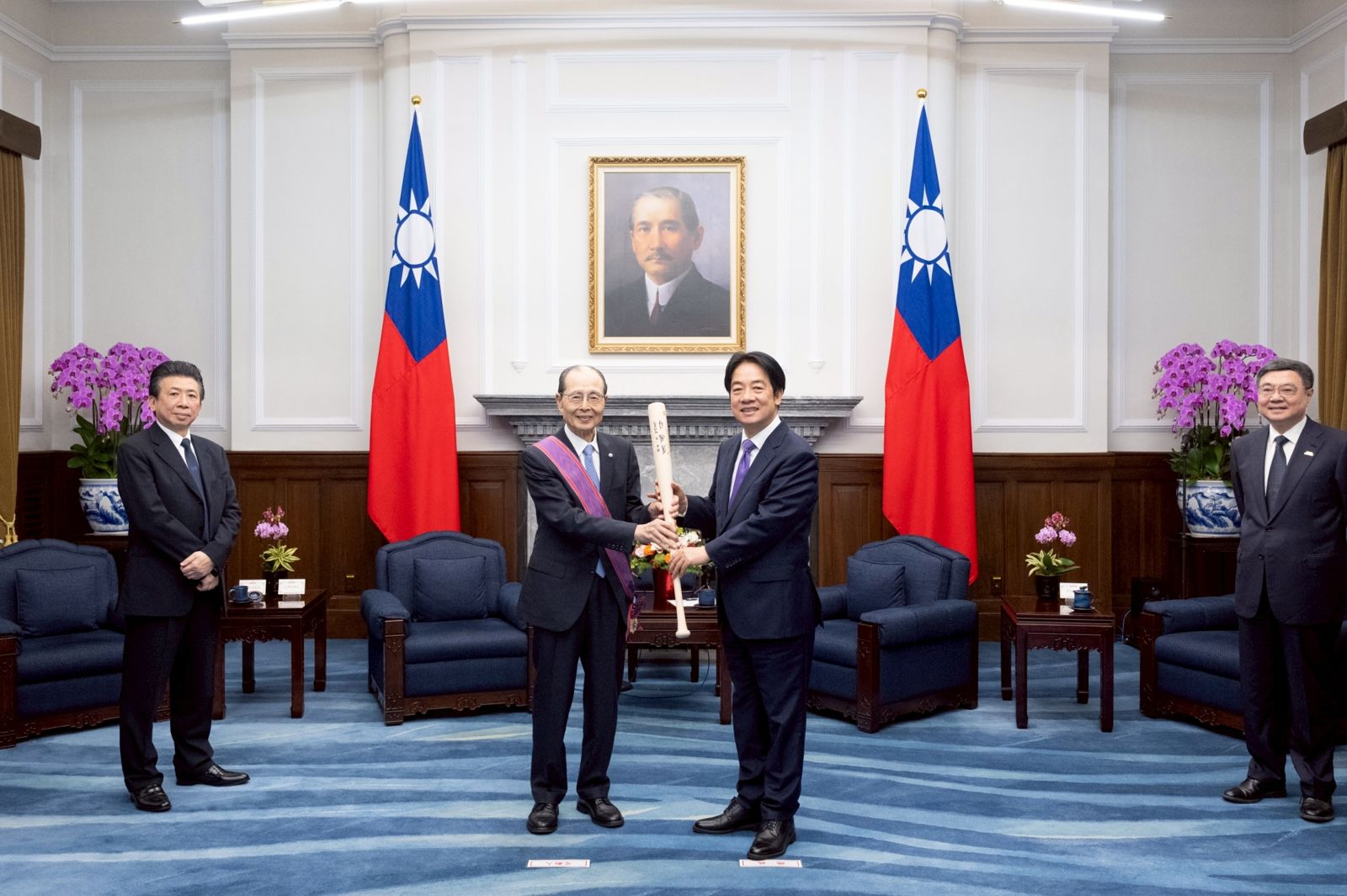 世界全壘打王來了！賴清德頒授王貞治一等景星勳章：他是台日共同驕傲