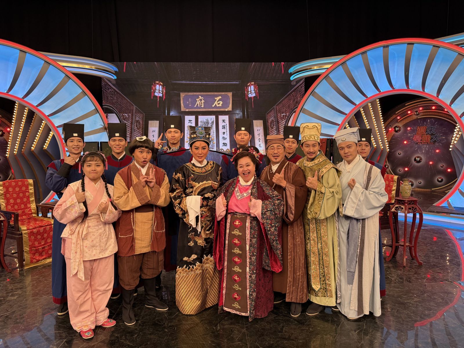 「現代包青天」單元邀來《我的婆婆怎麼那麼可愛》原班人馬鍾欣凌(右4)、邱凱偉(右2)助陣。華視提供