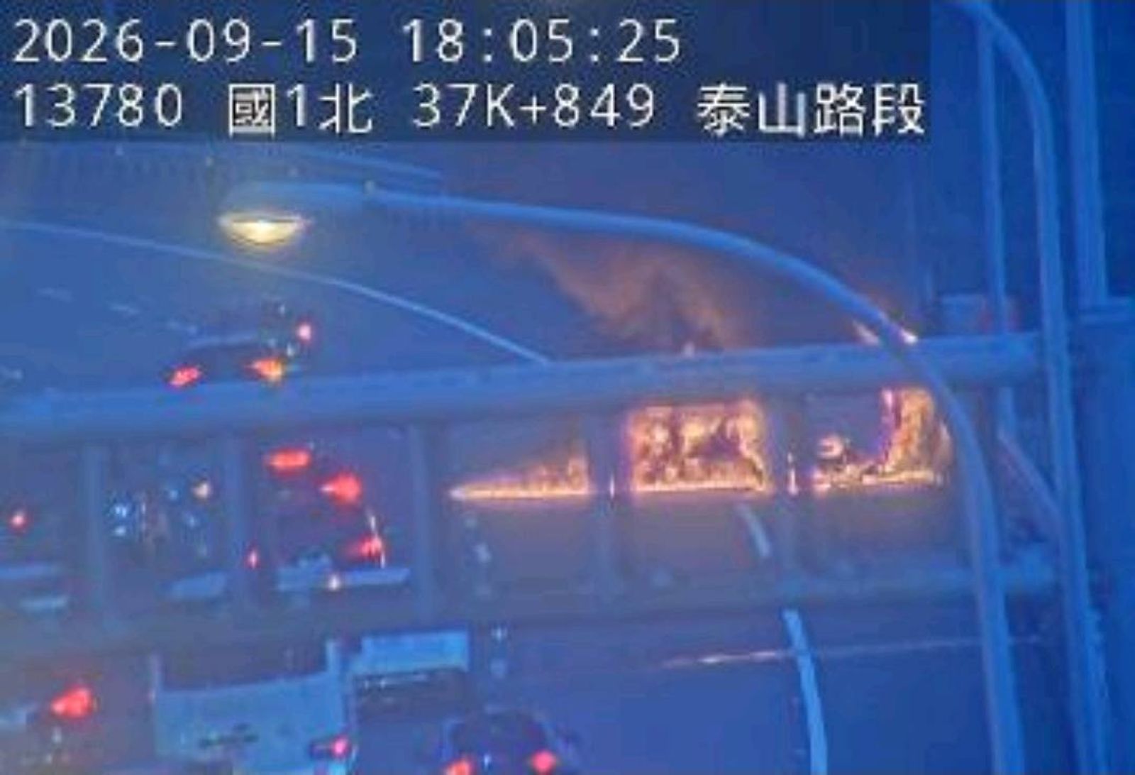 國道五楊高架驚傳火燒車!烈焰吞噬小客車變「火球」 下班車流嚴重回堵