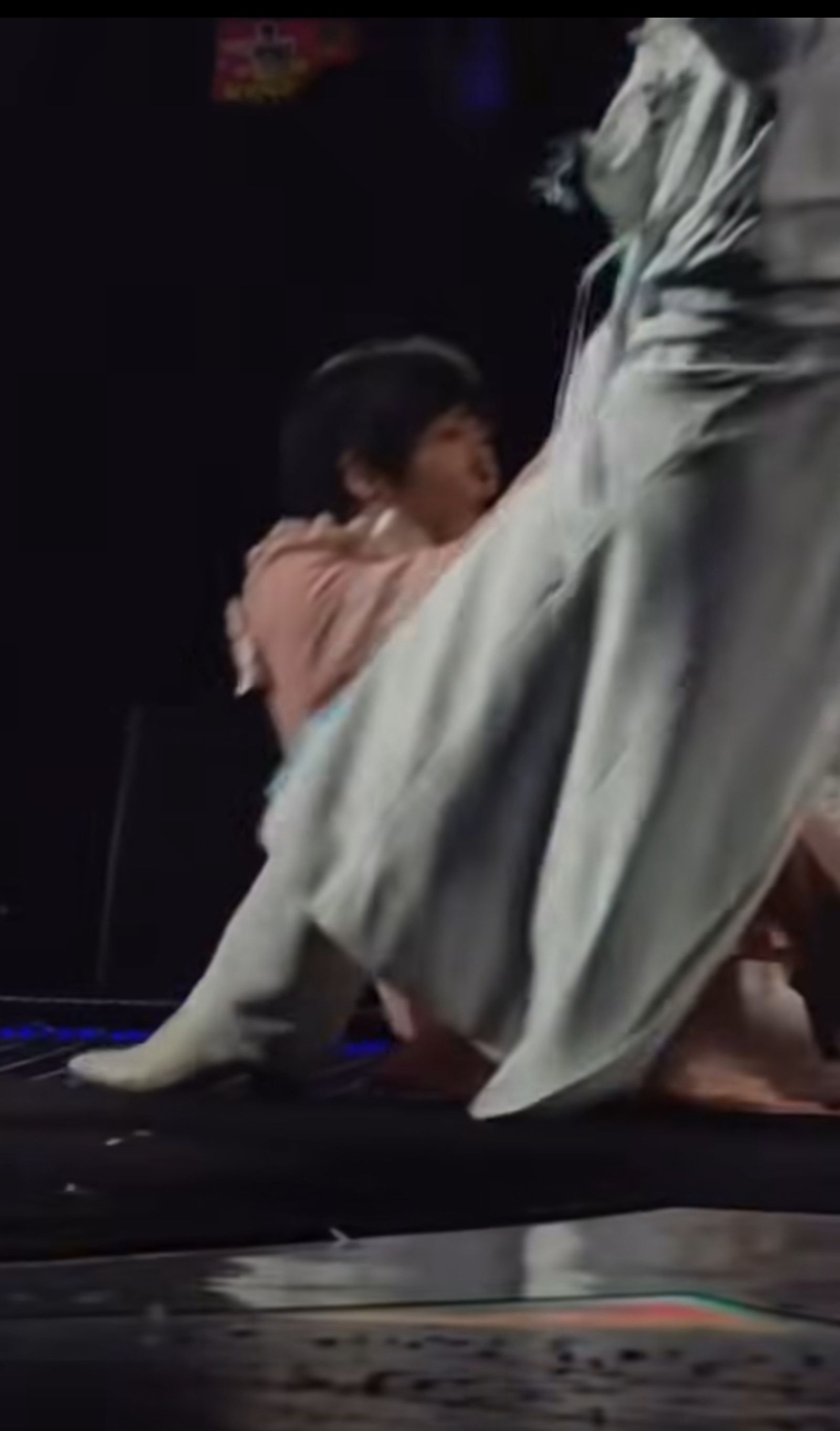 阿信(左)旋轉時腳不慎勾到吳建豪的衣襬,重心不穩摔倒在地。翻攝小紅書