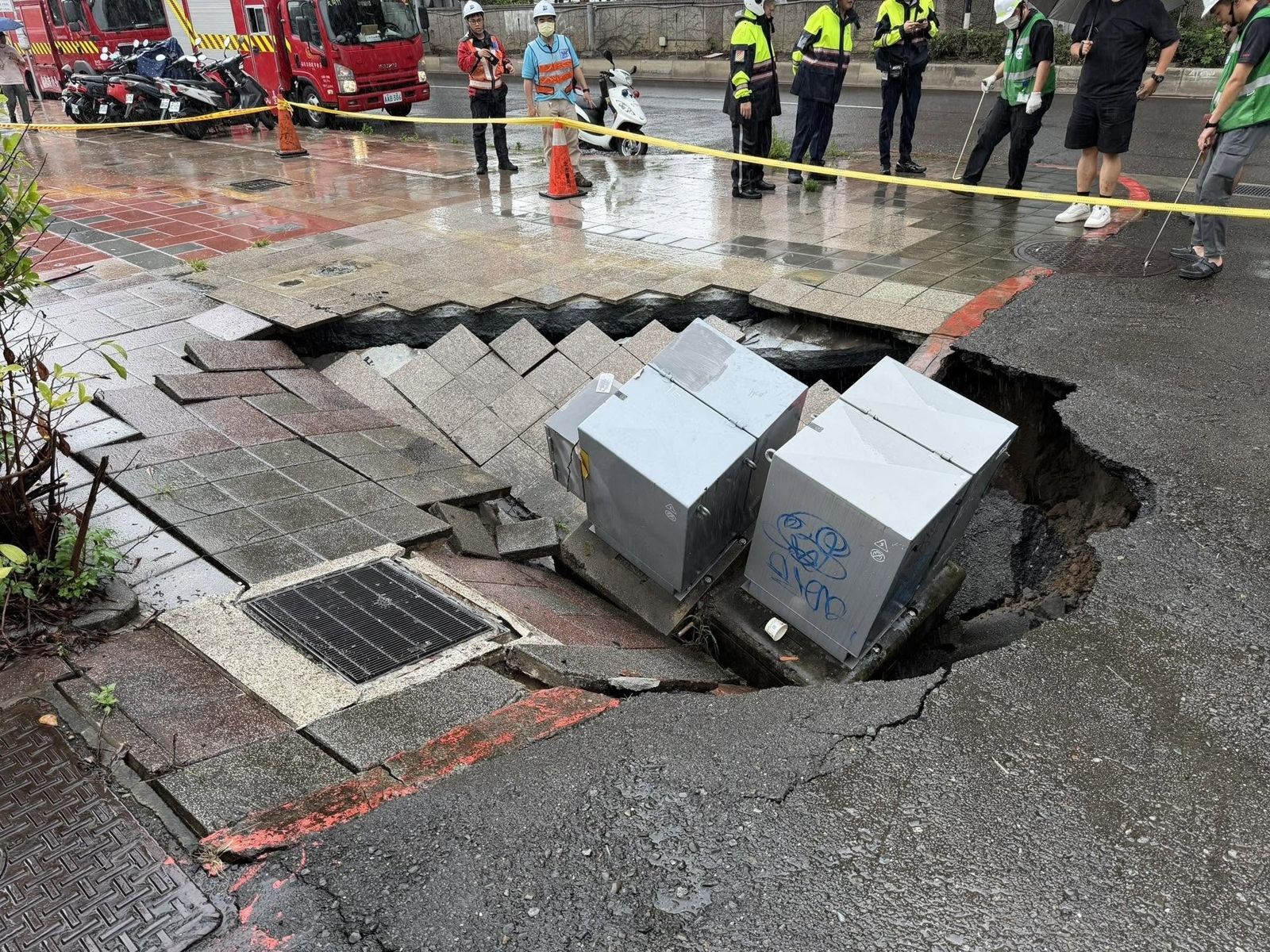 北市大同區地裂了!人行道突崩塌「吞噬變電箱」 台電急奔現場搶救