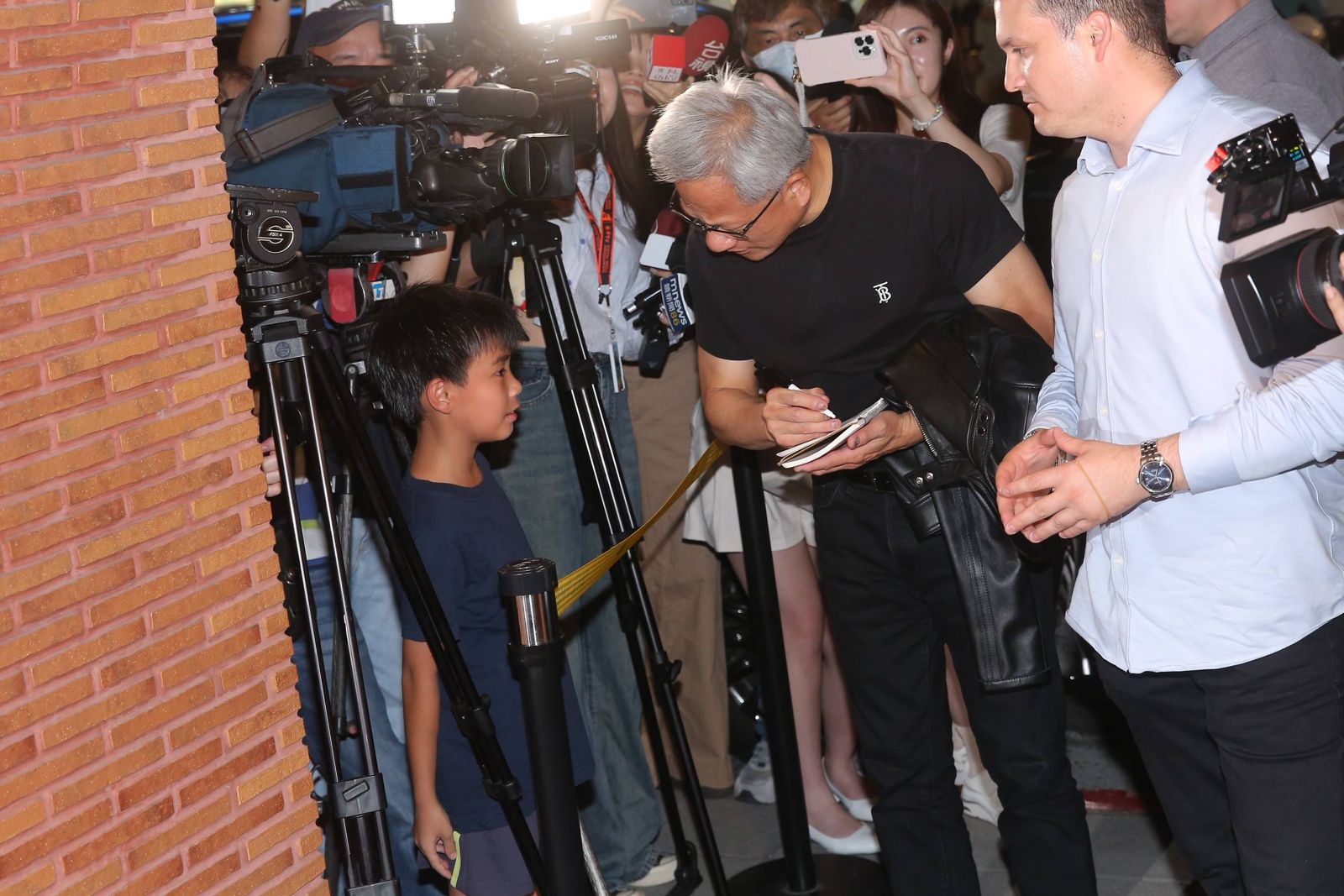 黃仁勳現身一江街巷弄　首嘗巷仔內現流台式海鮮美味