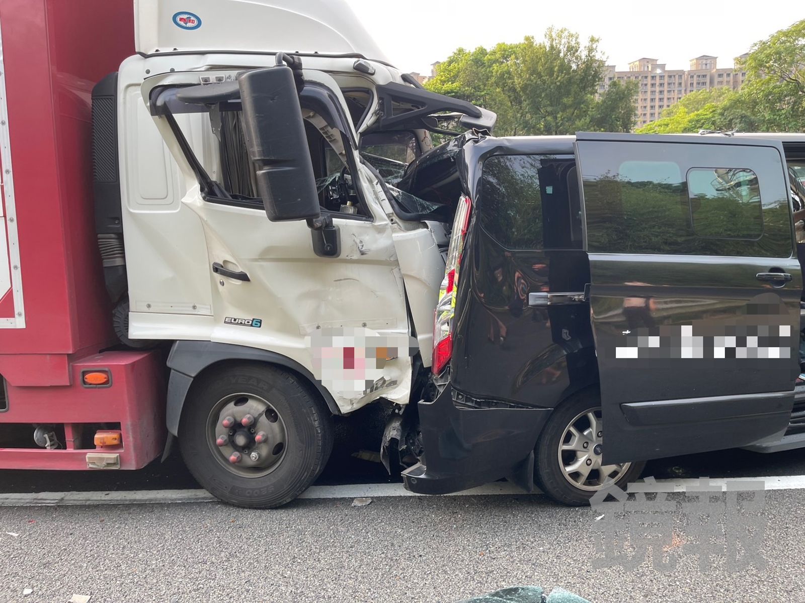 男駕駛的大貨車疑因未保持安全車距造成國道7車追撞。警方提供