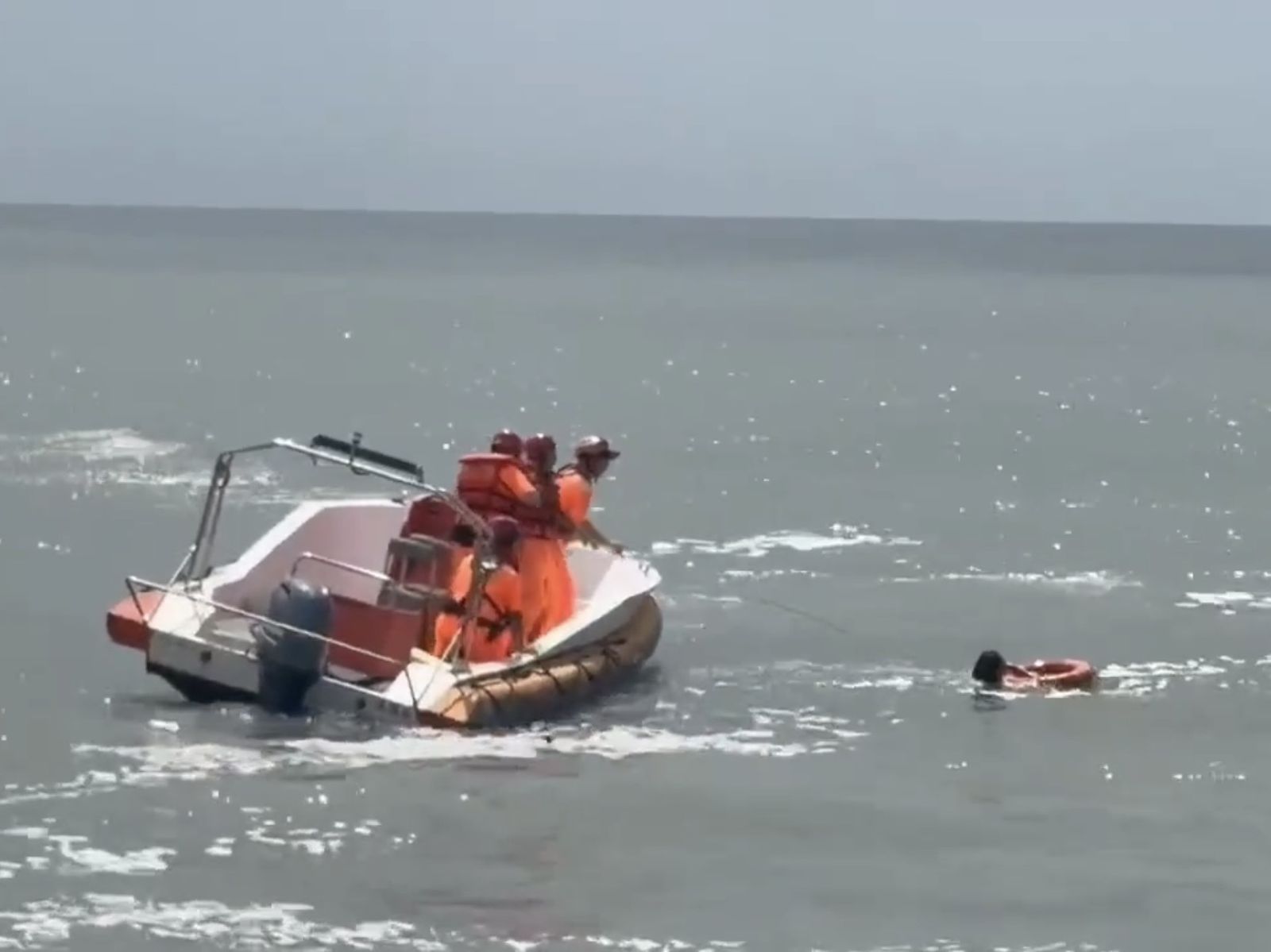 淡水沙崙海水浴場傳意外!男下海「消失岸邊」失聯 海巡出動救生艇急尋人