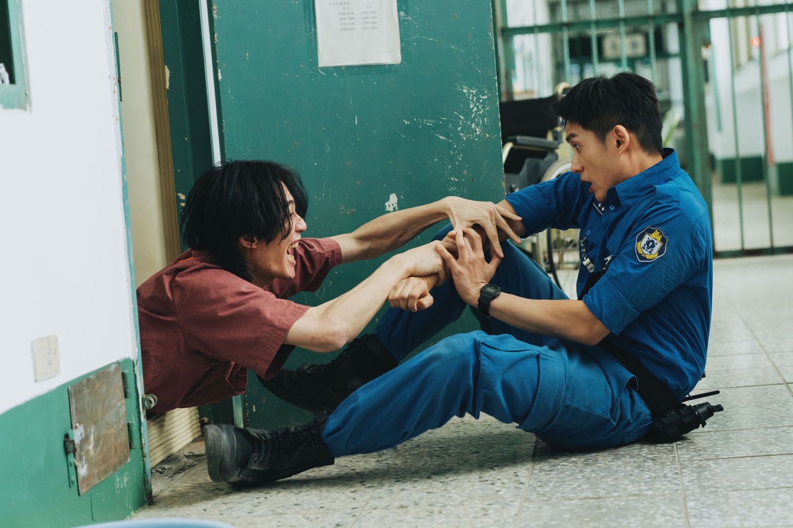 李英宏進《監所》爆走狂咬、撞牆　失控「直直撞」竟全靠《鬼滅之刃》冷靜