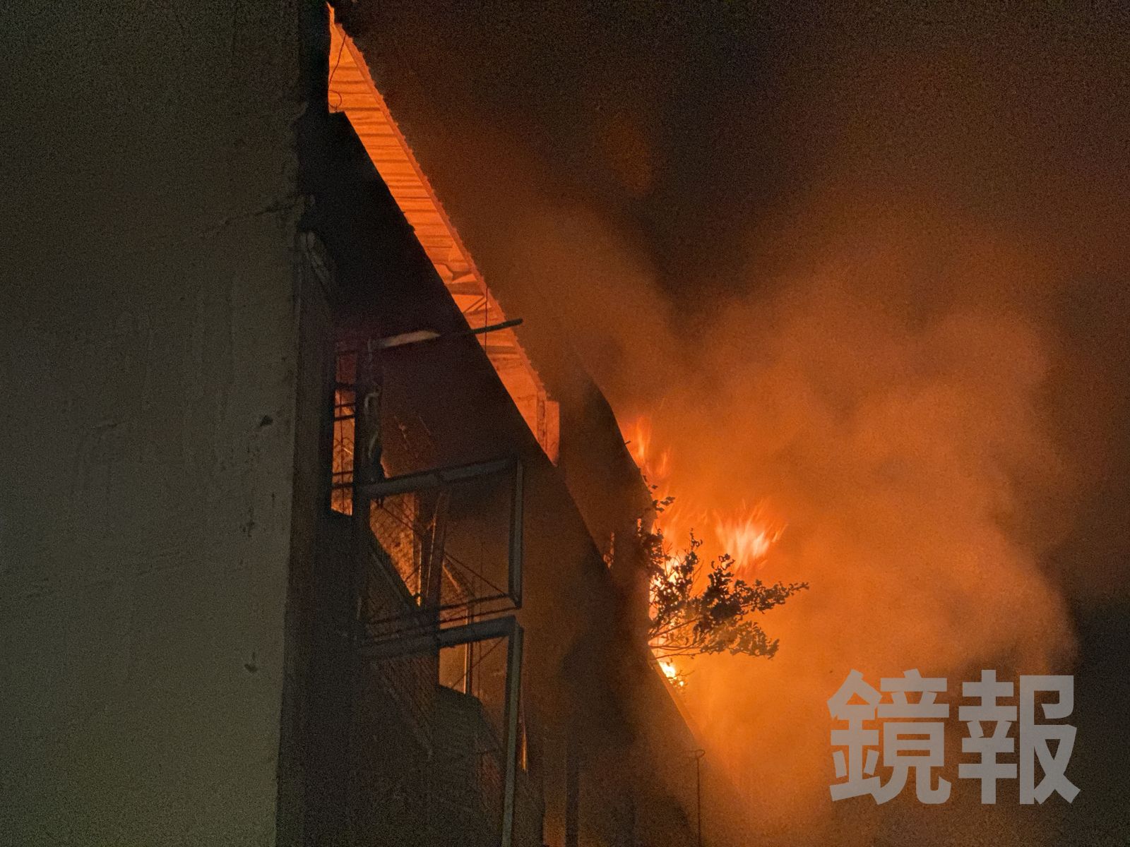 祝融暗夜襲桃園！民宅華廈竄火舌「烈焰破窗而出」　紅色火光照亮夜空