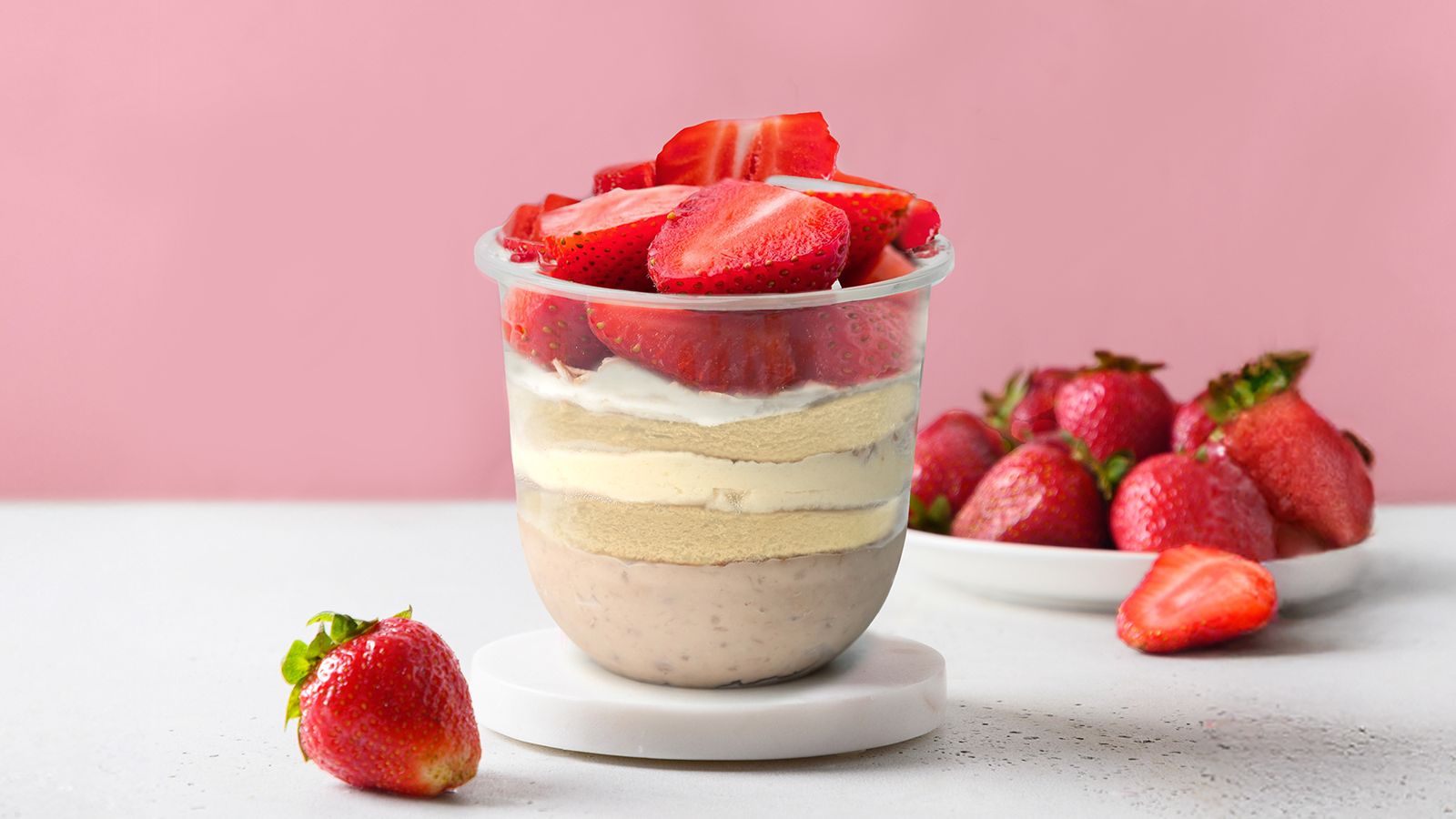 「草莓杯杯」層層堆疊酸甜、柔軟與濃綿，每天現做，限量供應。（195元／杯，食芋堂供圖）