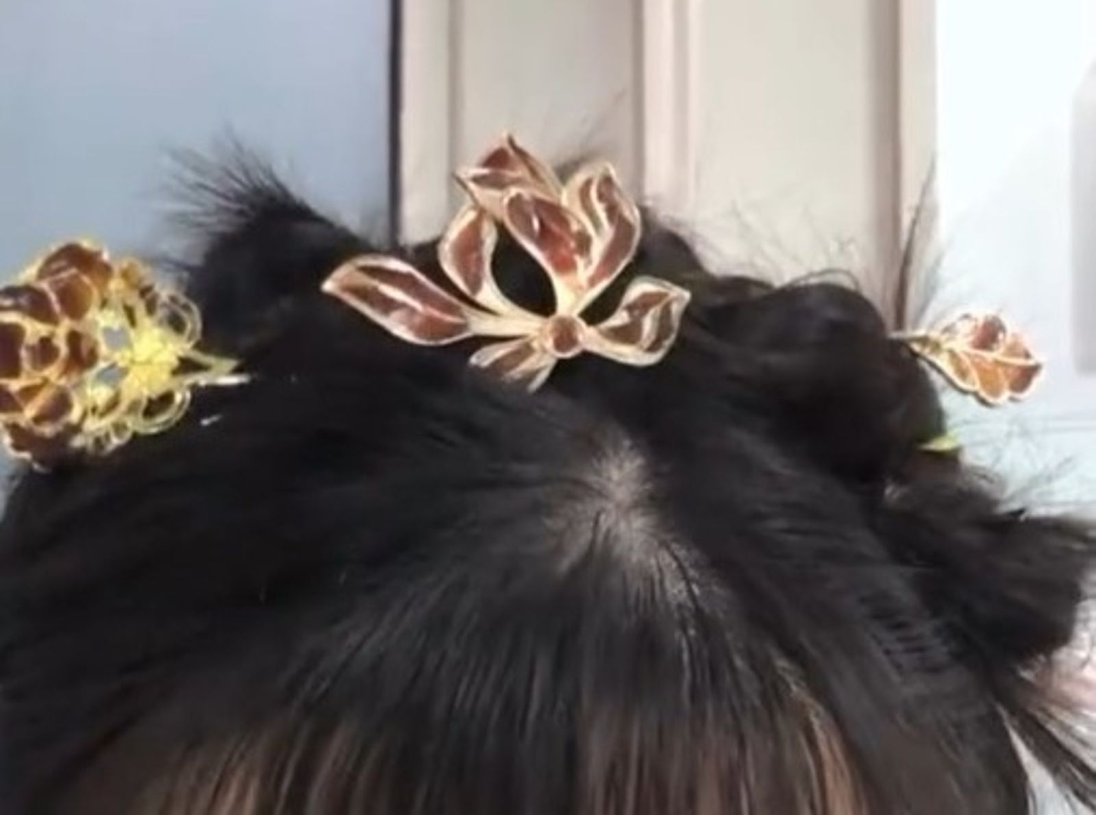 「頭上玳瑁光」你敢戴這款頭飾?她用「這1物」做仿點翠…網看影片嚇翻:頭不能要了