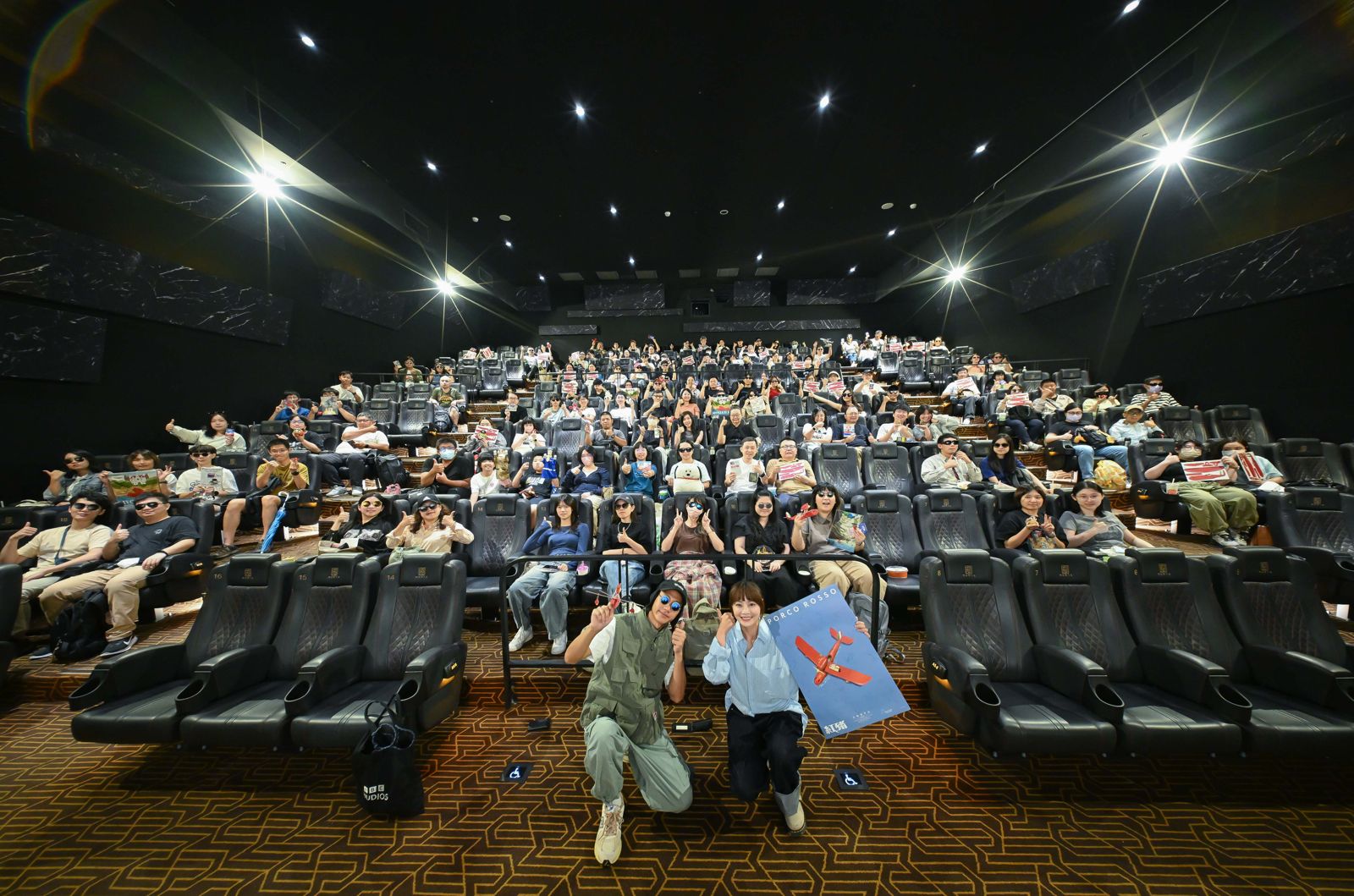 雲朵(右)拿著《紅豬》限定海報,與影迷一同觀看首映。甲上娛樂提供