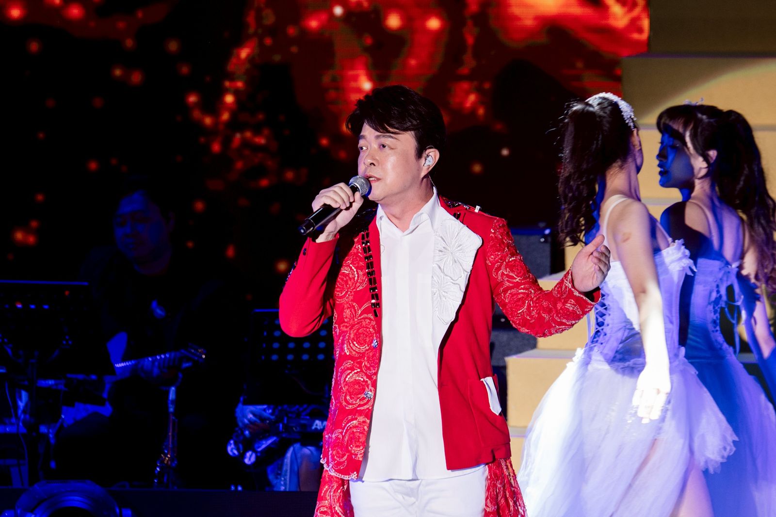 翁立友2日登「鑽石舞台之夜」演唱會獻唱。萬星傳播提供