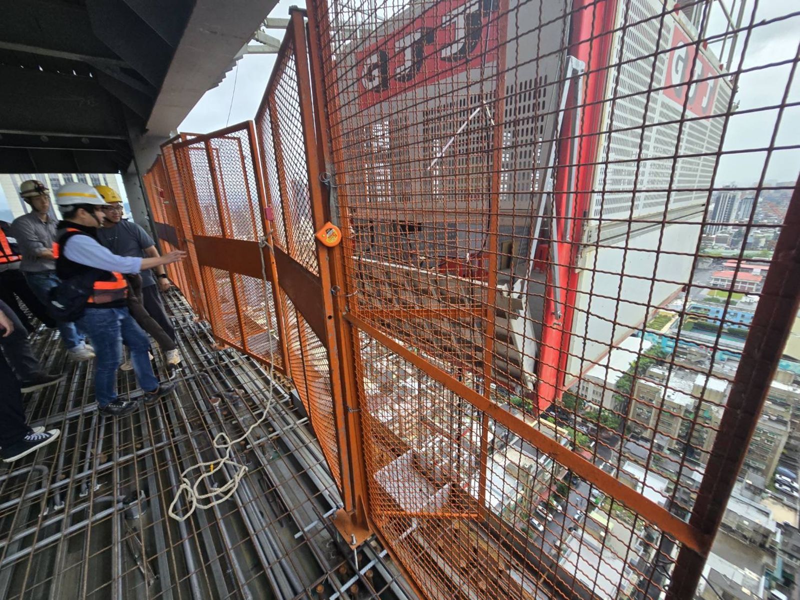 北市仁愛路工地電梯出包　66歲女「21樓墜1樓」慘死　勞檢重罰30萬勒令停工