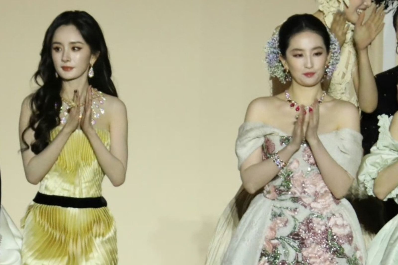 85花女神零互動！楊冪、劉亦菲同台氣氛僵　雙Ｃ位超尬畫面曝光