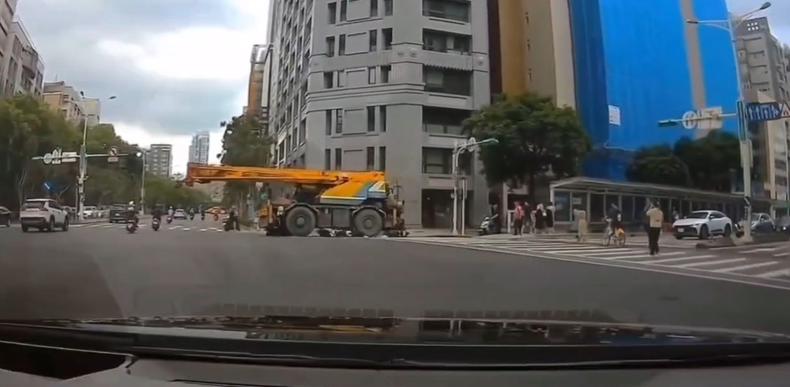 賴姓司機撞上機車後，非但沒有停下，而是往前輾過。圖／翻攝自Threads