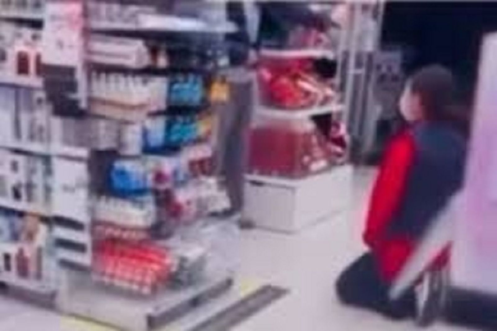 賣場員工見幼童門口亂跑　細心叮囑「很危險唷」！反遭孩子媽辱罵逼下跪