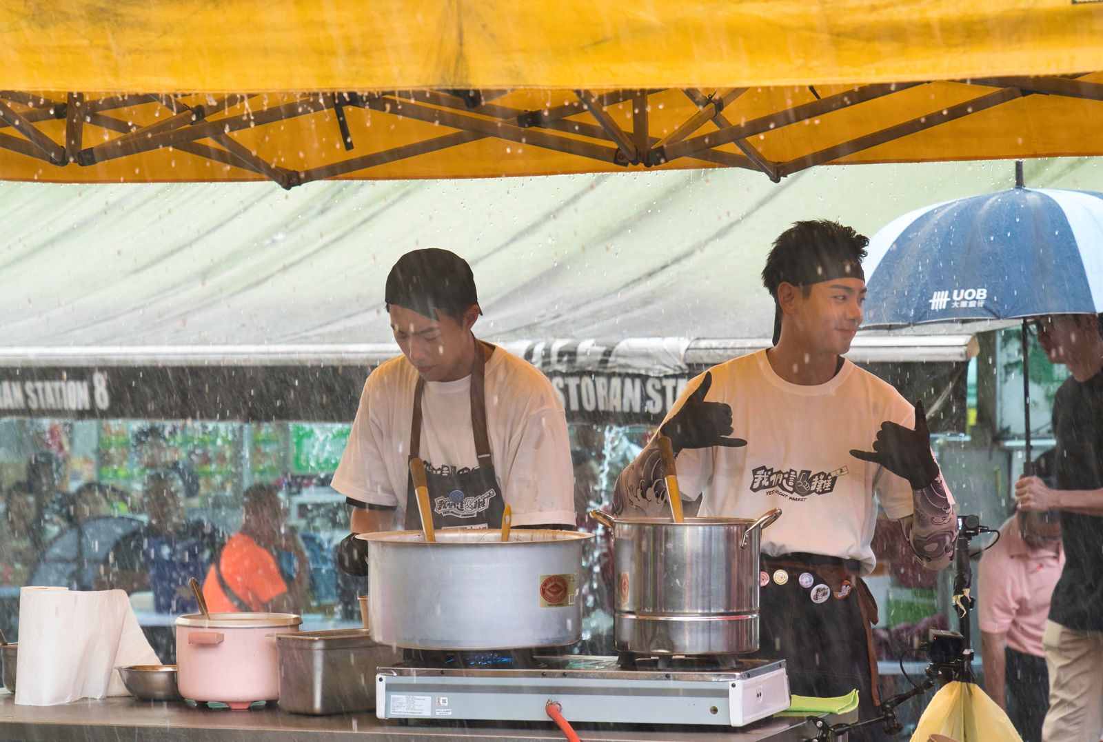 蔡凡熙(左)、禾浩辰馬來西亞大雨出攤，香到連雷神索爾都想吃。華視、三立提供