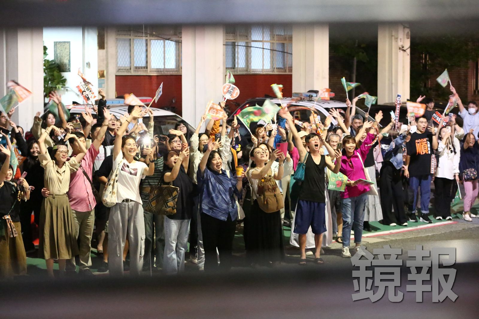 沈伯洋傍晚在中正萬華車掃拜票,沿途人潮爆棚,洋流旗幟揮舞。攝影李鍾泉