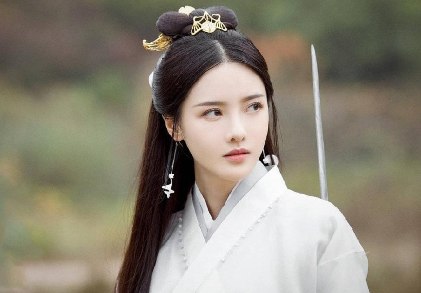 張芷溪曾演出古裝劇《一念關山》，2014年起參與製片人工作。翻攝微博