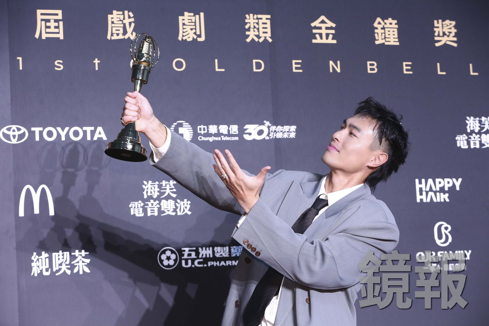楊祐寧終於拿到金鐘獎。攝影組