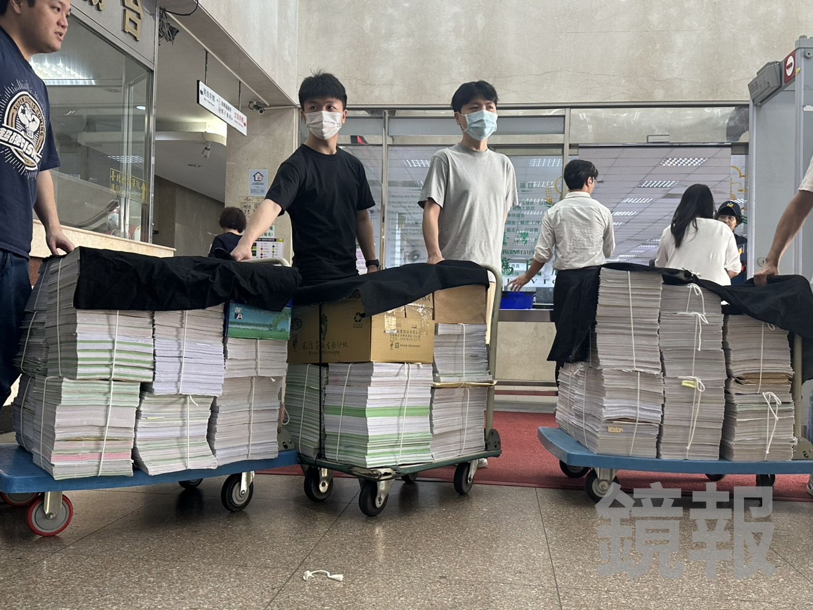 畫面曝光!350宗卷證裝滿3推車 柯文哲案移送高院 「貪瀆專庭」接手審理