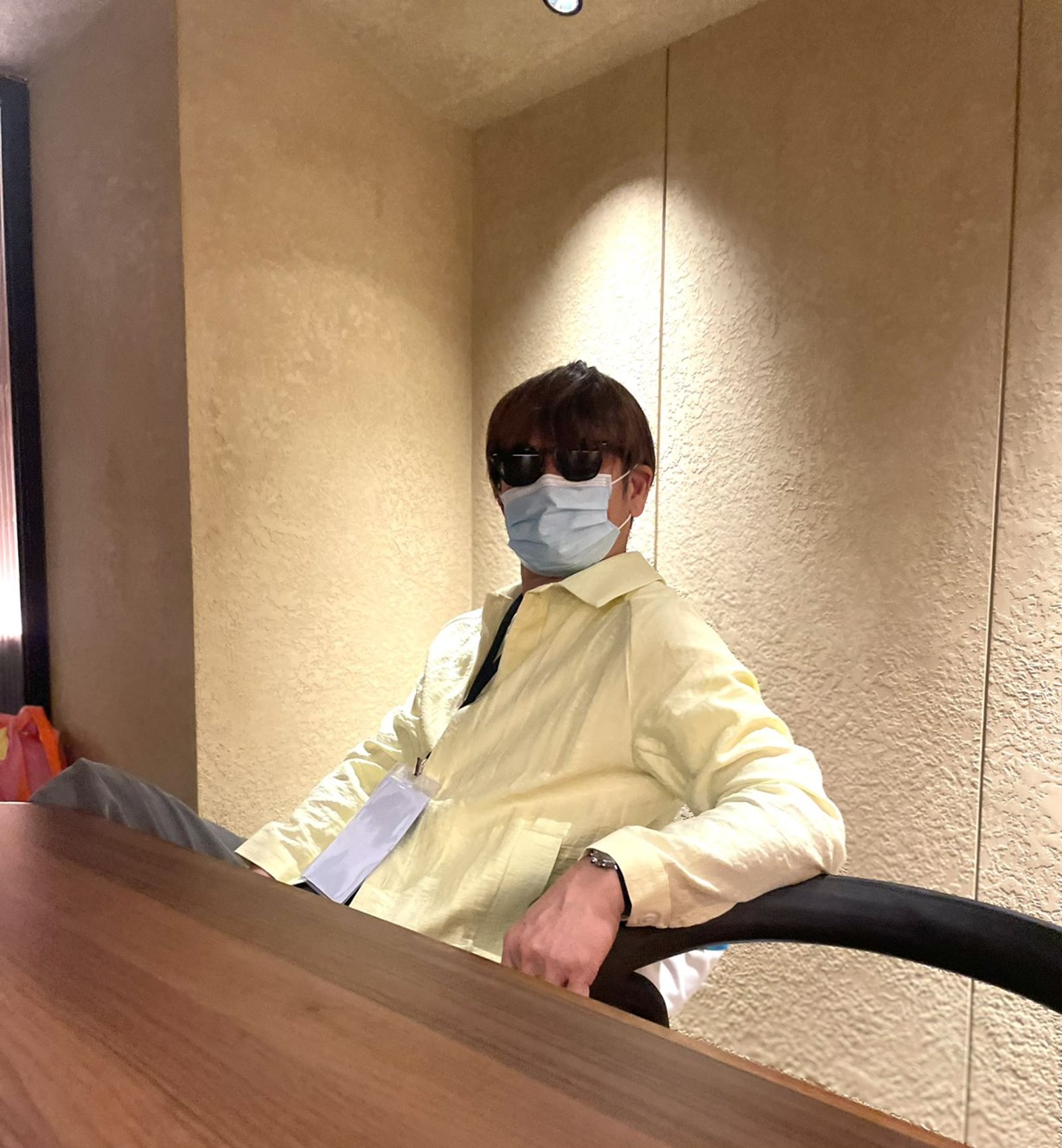 徐乃麟喬裝金髮、戴墨鏡與口罩現身宣傳現場，化身神秘工作人員成功混入，畫面逗趣。大浪娛樂提供