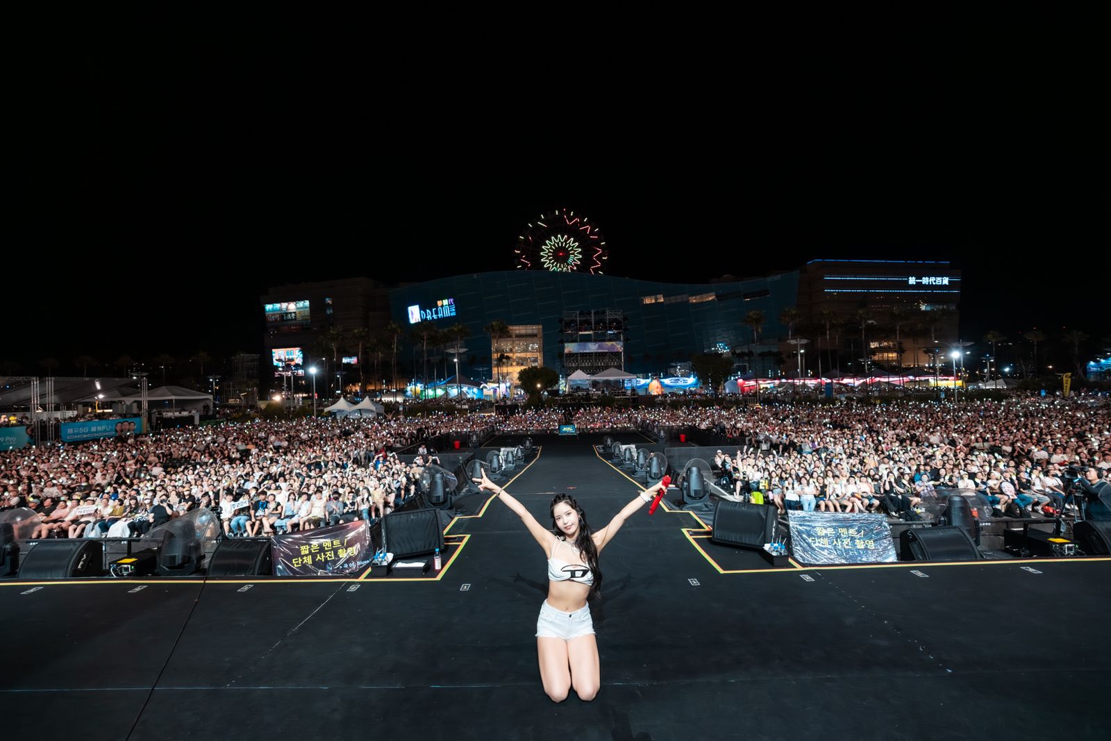 頌樂與全場歌迷大合照，安可時不捨地主動加碼。讀者提供