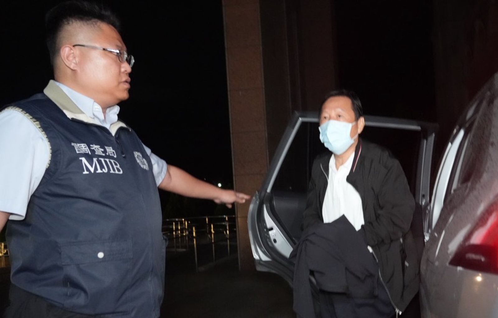 台東前縣長吳俊立缺席羈押庭遭拘提,抵達台東時怒吼「我就死在裡面!」。讀者提供