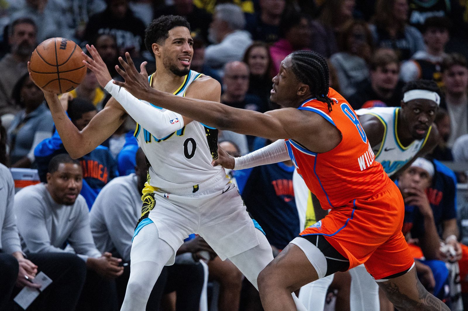 印第安那溜馬球星Tyrese Haliburton與奧克拉荷馬雷霆前鋒Jalen Williams。圖/達志影像