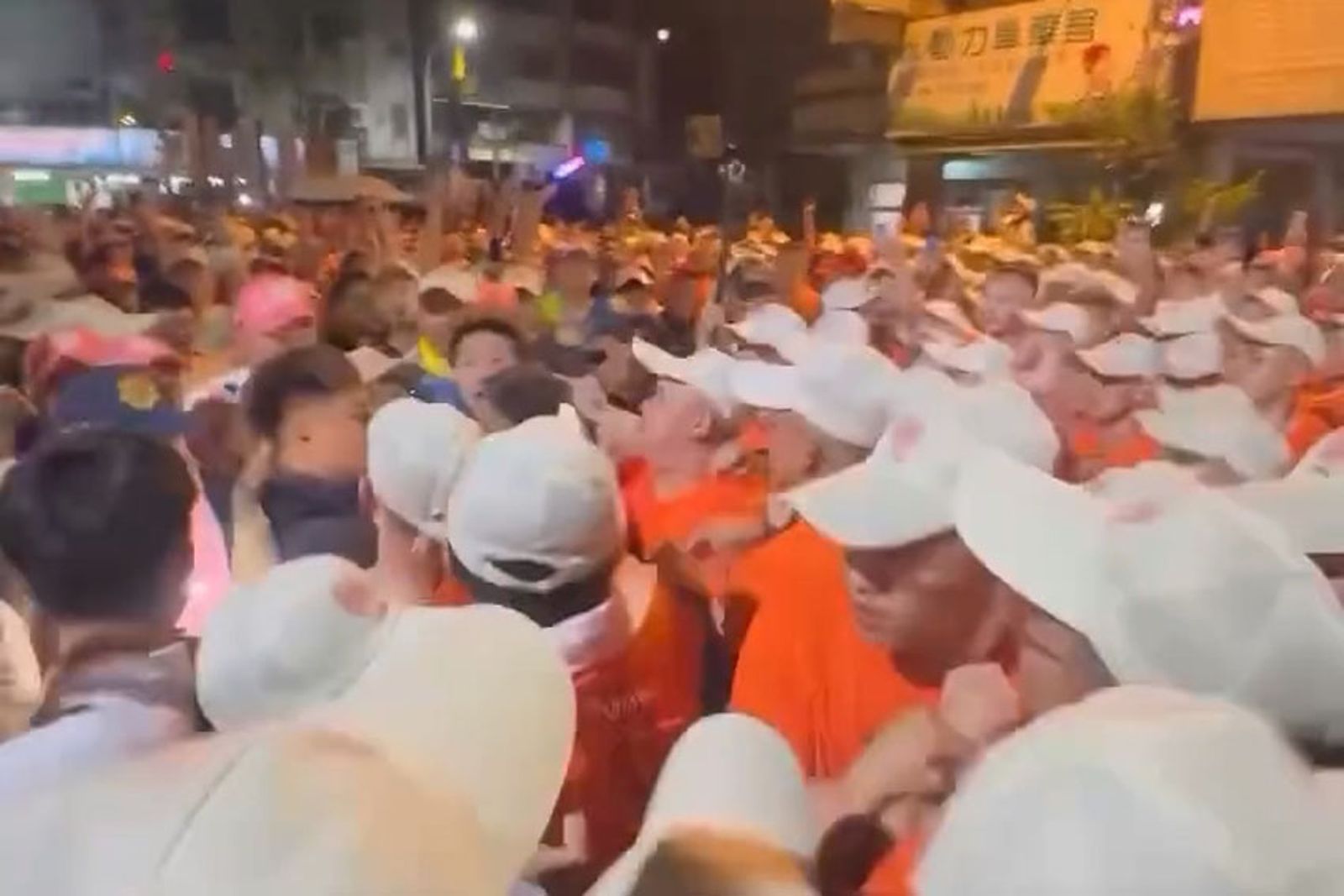 大甲媽鑾轎行經彰化市自強路，疑因信眾搶著接駕，衝破警方封鎖線，雙方發生激烈推擠衝突。畫面翻攝threads jacky.627