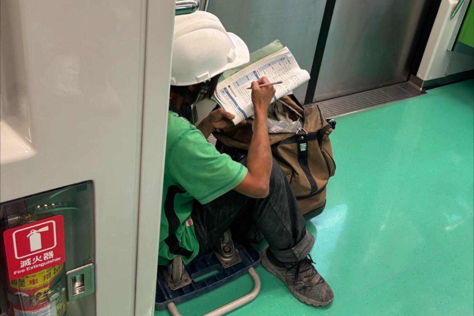 捷運最美風景！女工人蹲地讀書狂畫重點　13萬人感動：值得尊敬