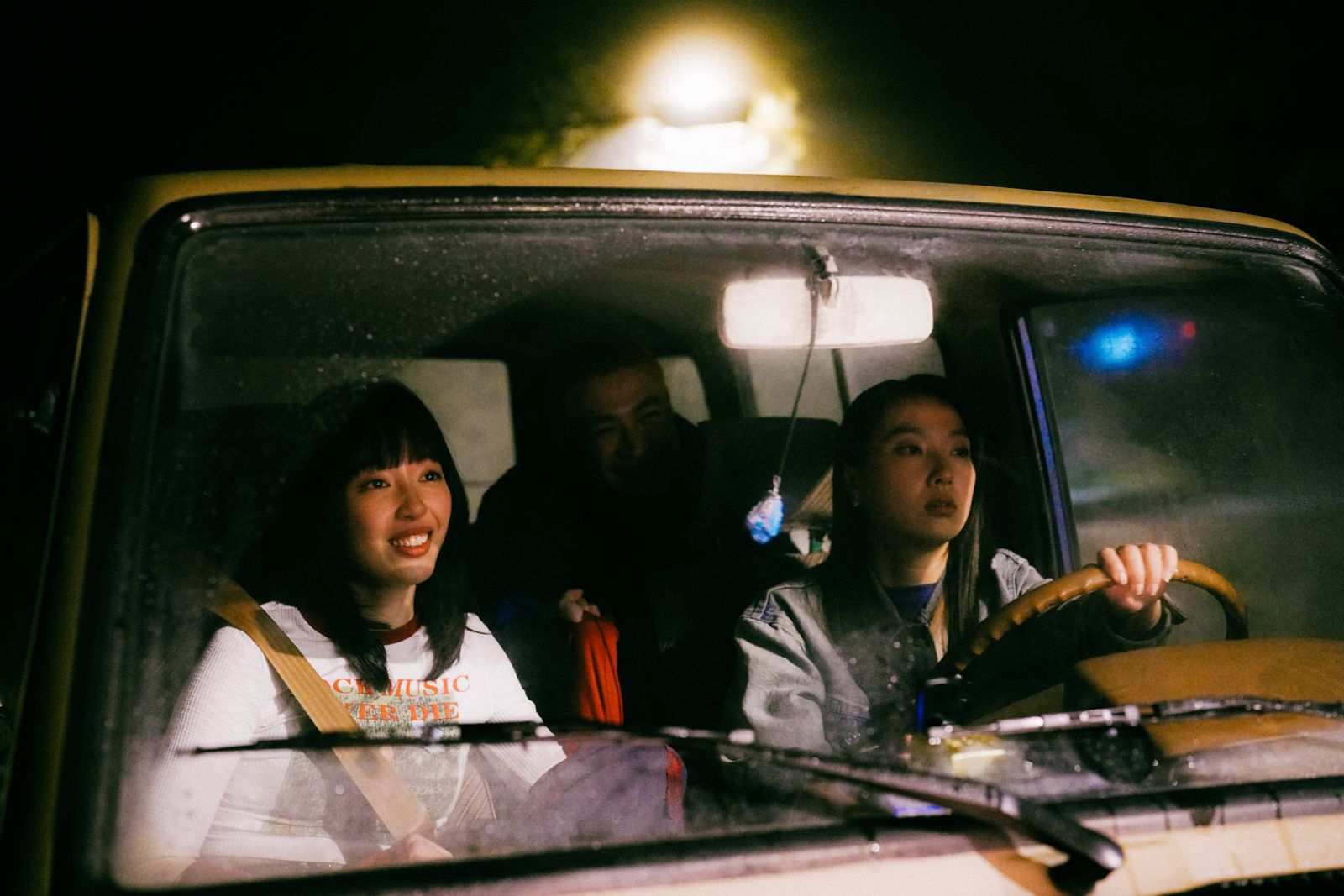 王渝萱(左起)、潘綱大、李雪主演《一路狂奔》,在拍攝上善用光影,映照出角色間的情緒流動。圖/拾影像文化有限公司