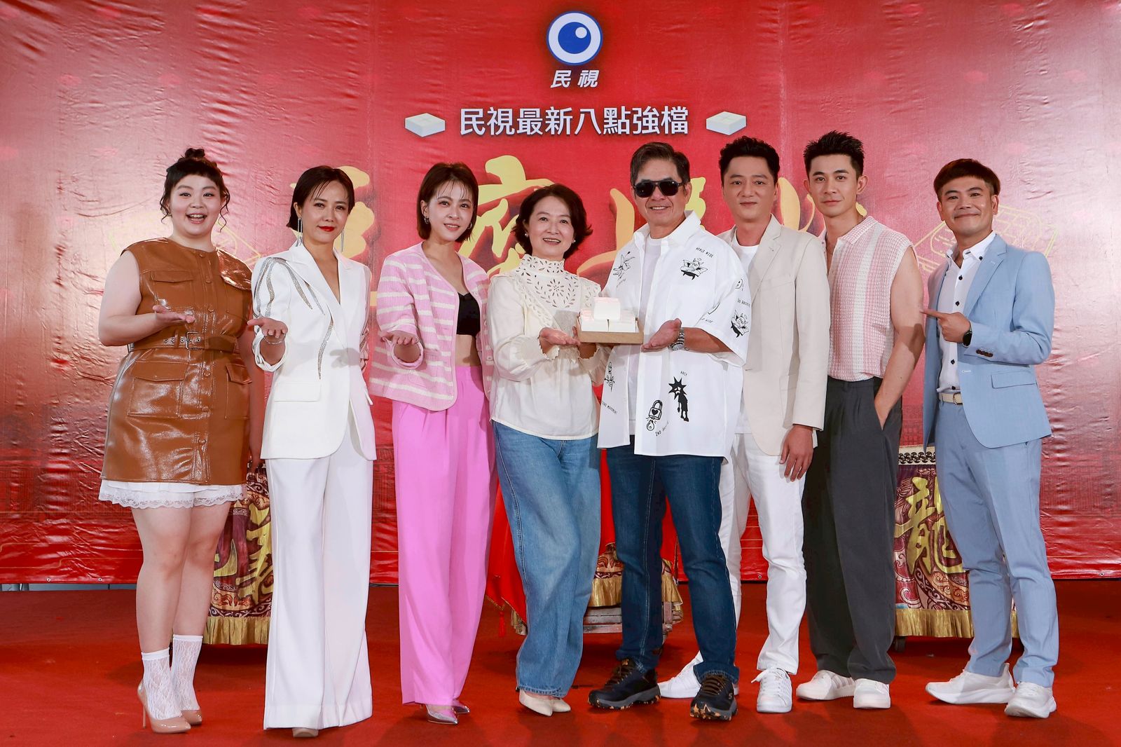 宮美樂（左起）、陳仙梅、蘇晏霈、謝瓊煖、洪都拉斯、藍葦華、曾子益、馬國弼出席八點檔《豆腐媽媽》開鏡記者會。民視提供