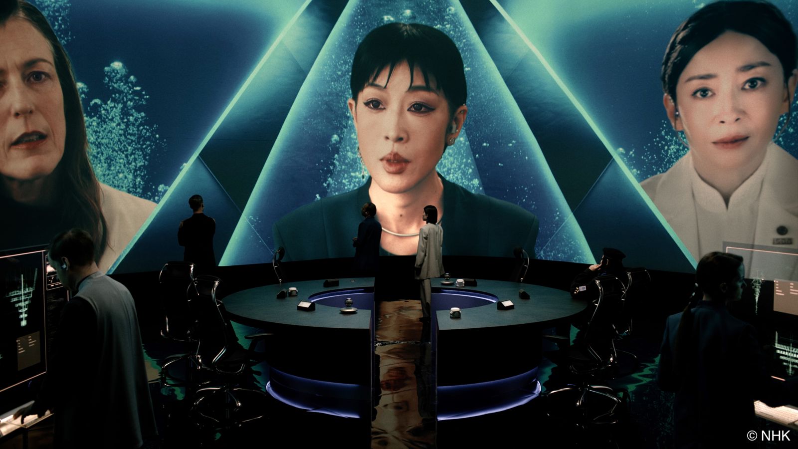 陳珊妮(中)與宮澤理惠(右)隔空對話。Hami Video提供