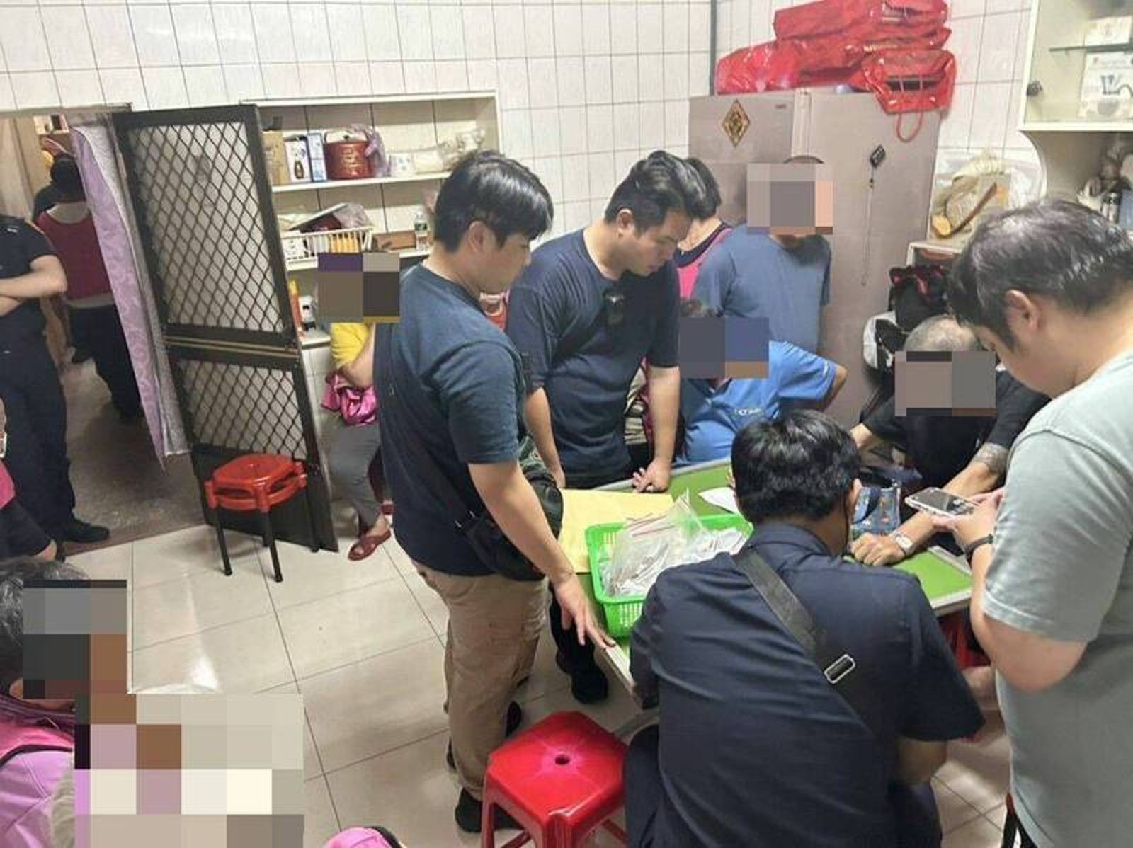 中秋聚賭!「九仔生」賭局藏透天厝 警逮16人,赫見80歲老翁也來試手氣