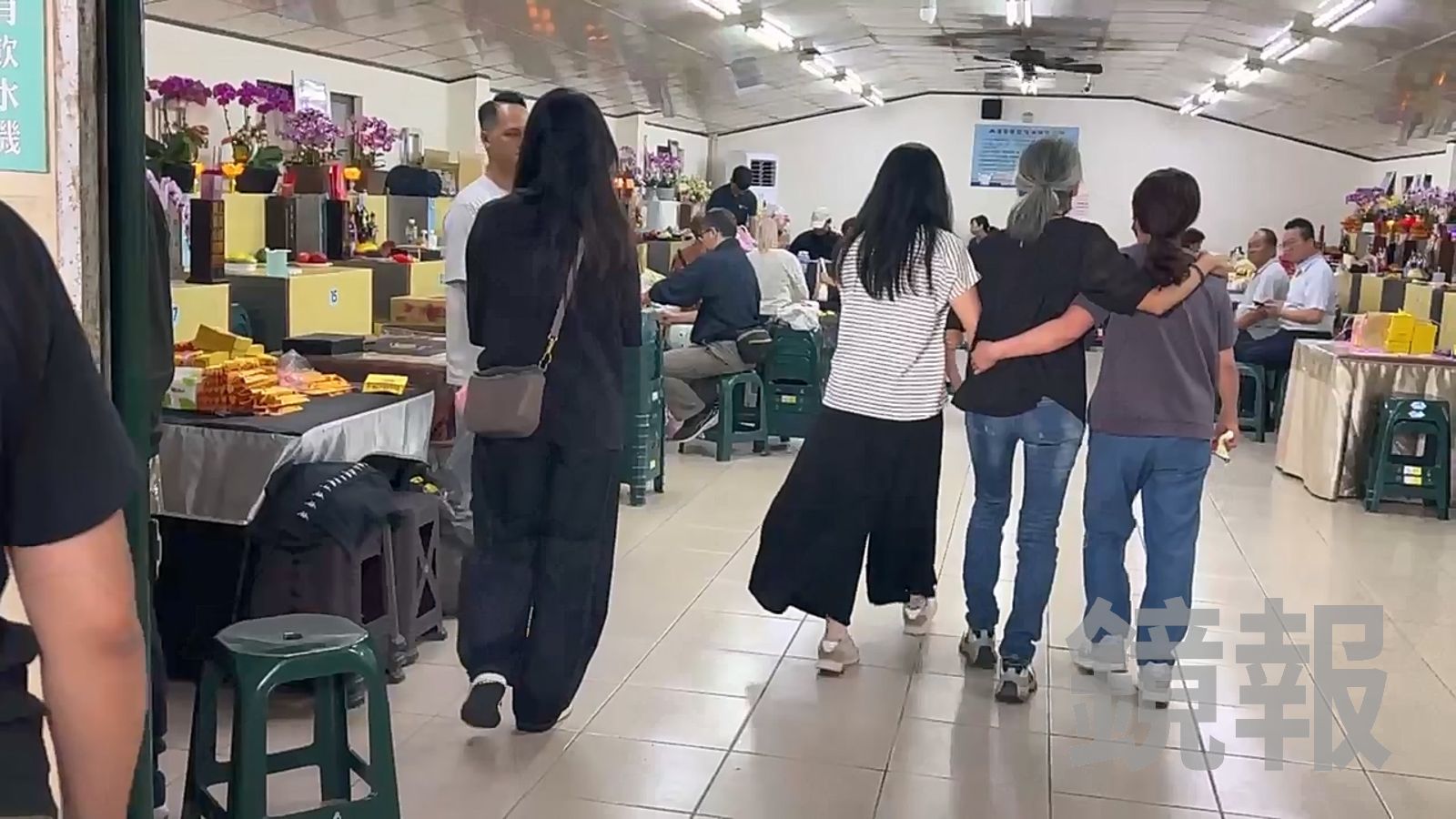 鄭詠心的家人相互扶持、面對噩耗。辛啓松攝