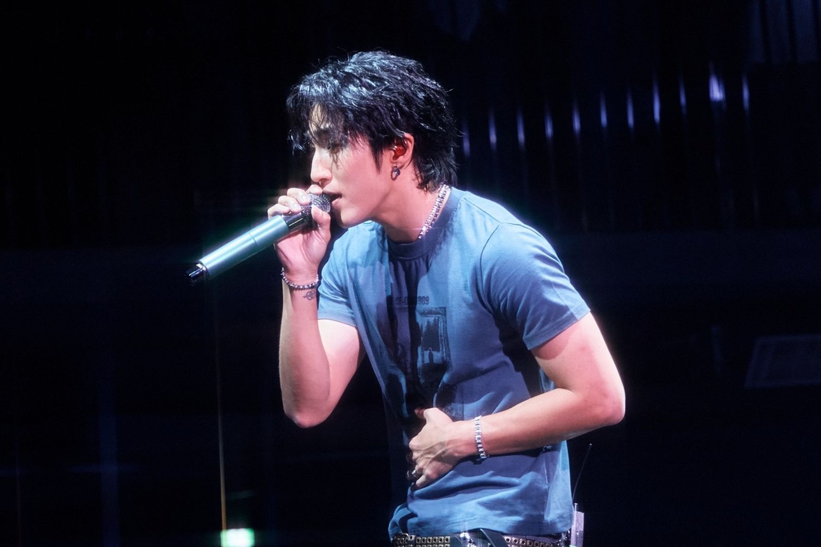 婁峻碩斜槓「搬梯工人」？登高嗨唱幽默自嘲：沒錢搭第二個舞台