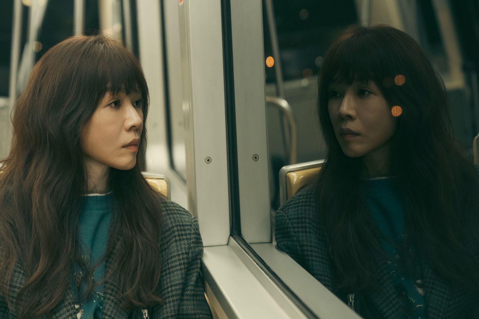 謝盈萱飾演獨自扛起照顧父親責任的女兒「程樂樂」。圖/Netflix