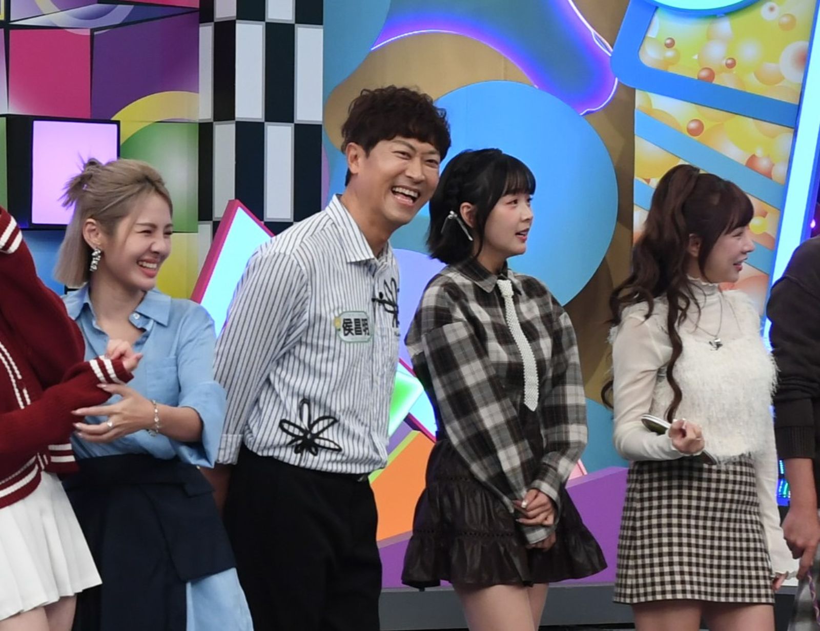 徐偉吟（左起）、侯昌明、籃籃、徐凱希。侯昌明自顧自搶先作答，甚至和胡瓜自薦擔任主持「我很便宜」。華視提供