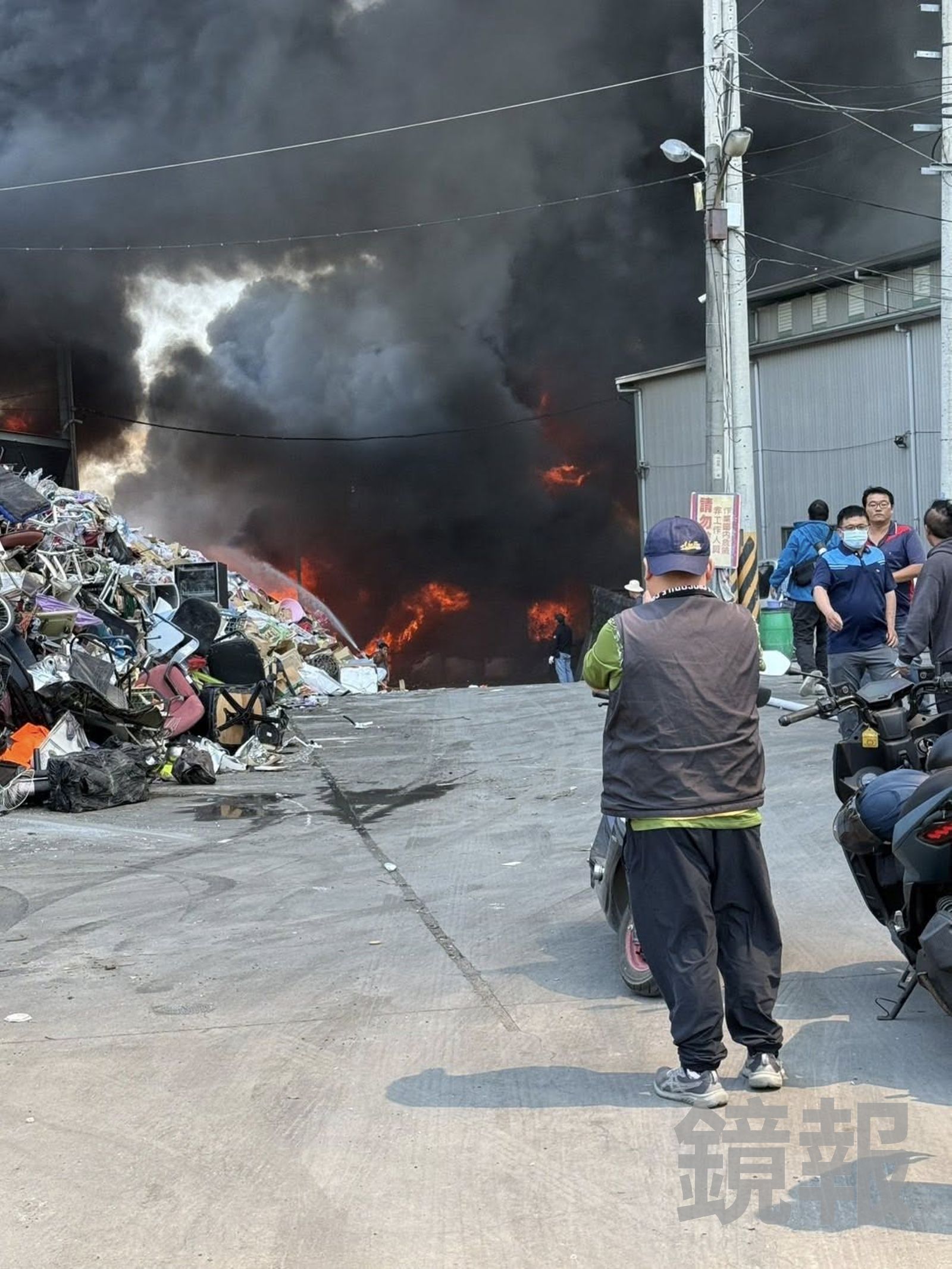 堆積如山的廢棄床墊起火燃燒，所幸無人傷亡。翻攝南投縣議員林儒暘臉書