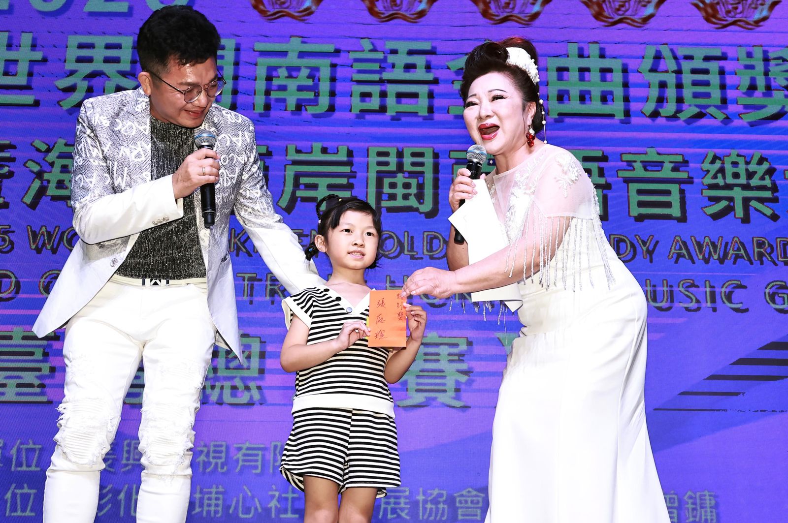 白冰冰臨時頒特別獎給6歲小朋友。長興影視提供